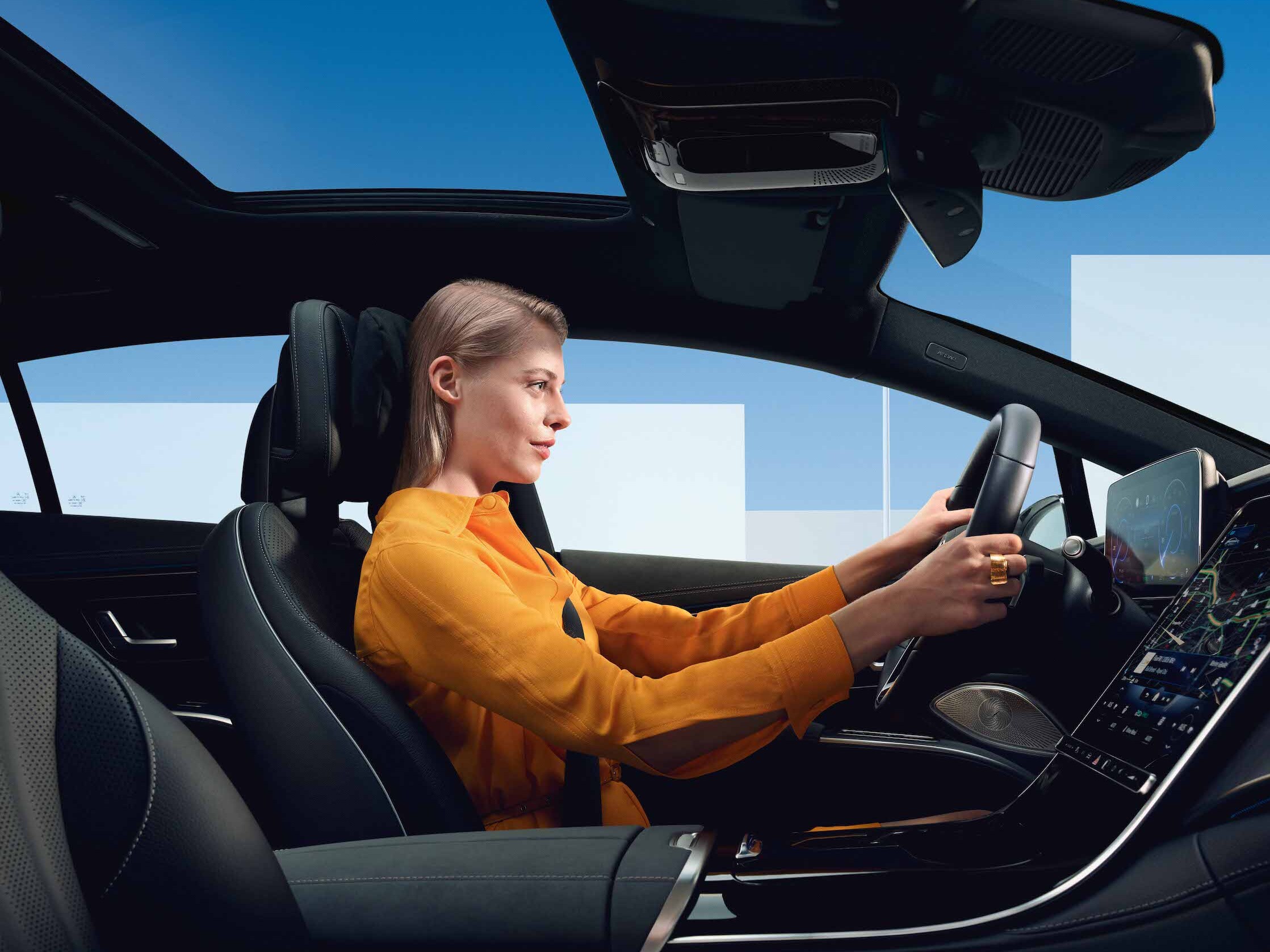 Bir Mercedes Benz'de oturan bir kadın.