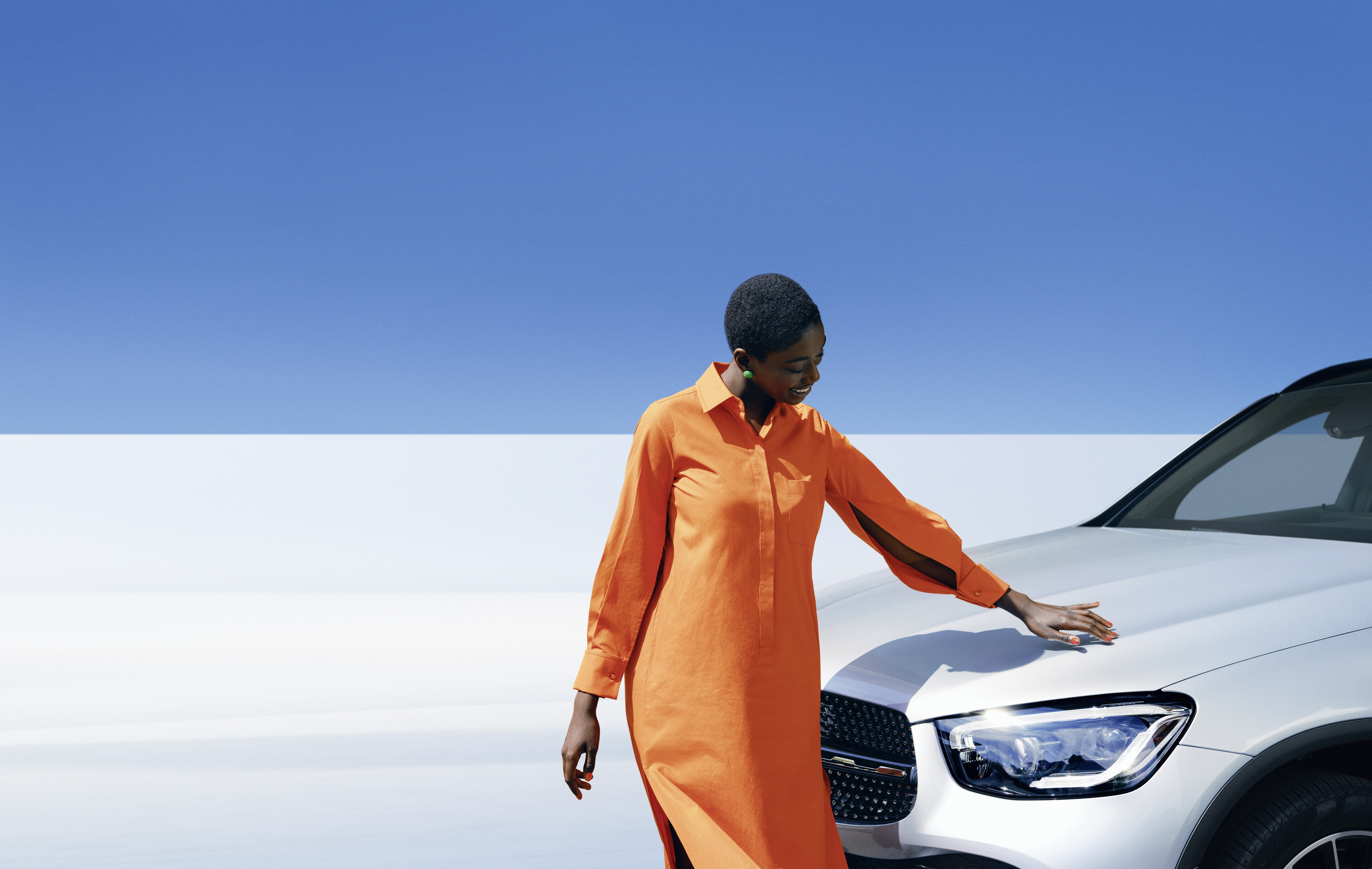 Orijinal Car Care | Mercedes-Benz Bir kadın Mercedes-Benz'ini inceliyor.
