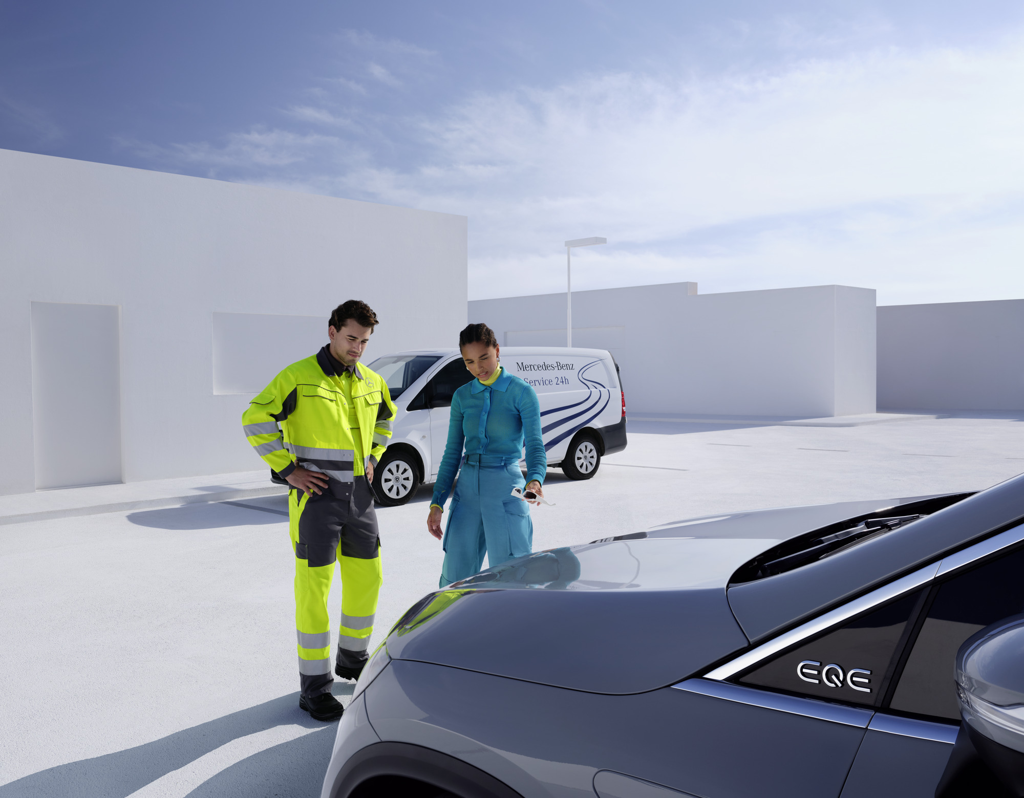 Yol Yardım | Mercedes-Benz Mercedes-Benz Service24 destek ekibinden bir adam Mercedes-Benz'inin önünde duruyor