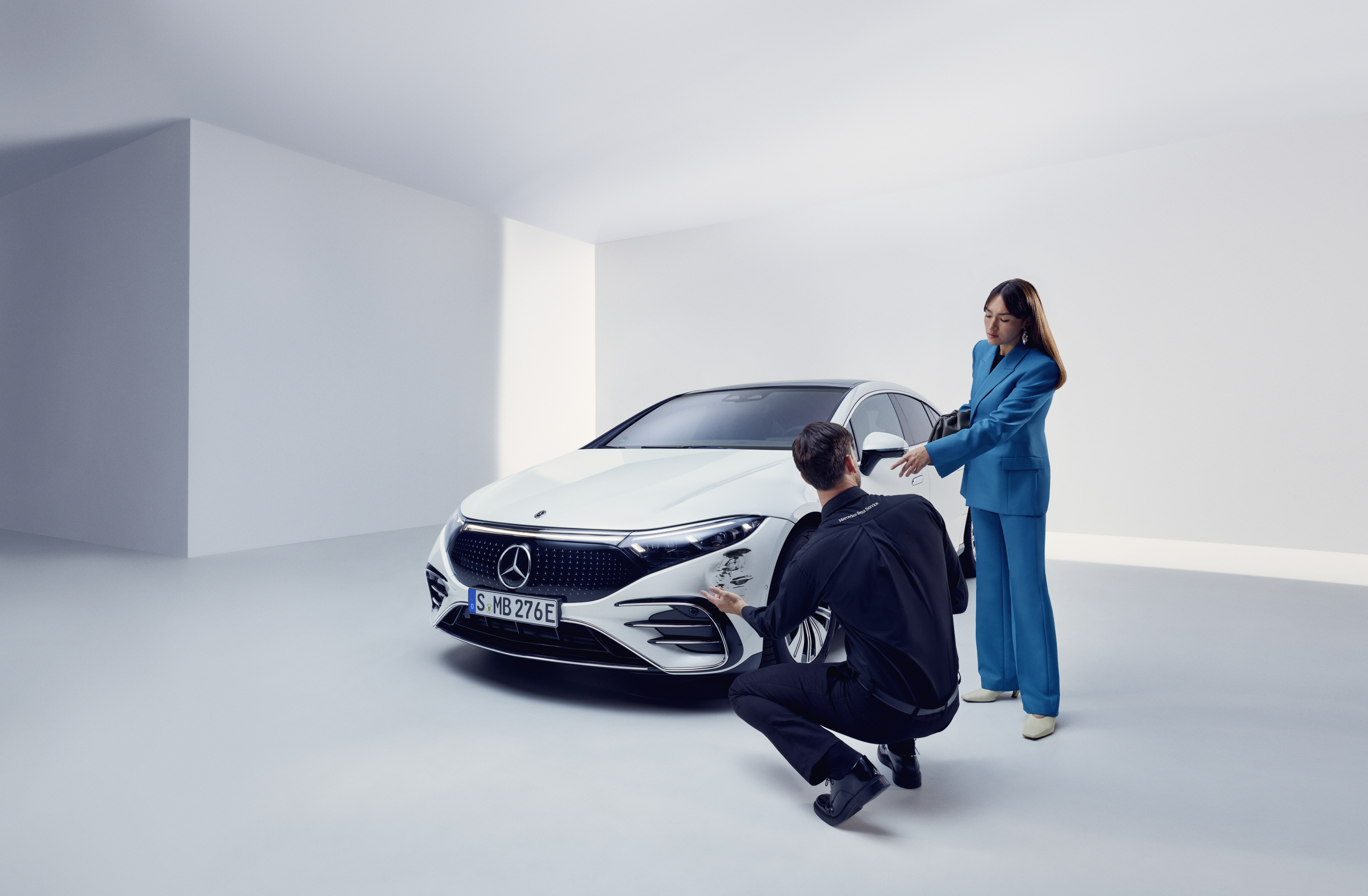 Çevrim içi hasar bildirimi | Mercedes-Benz Bir adam Mercedes-Benz aracını inceliyor.