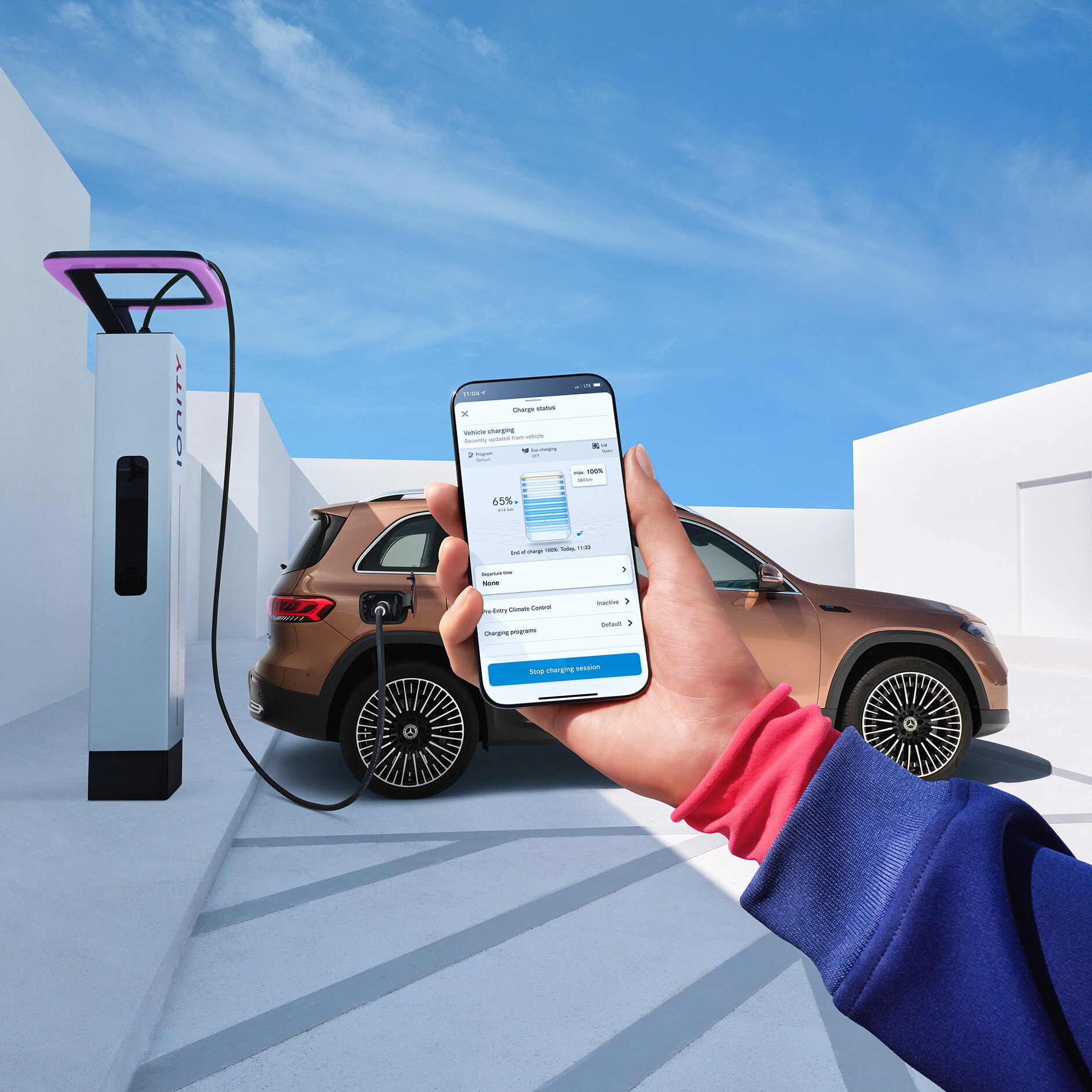 Mercedes me uygulaması sayesinde müşteriler akıllı telefonlarını kullanarak elektrikli aracın şarj işlemini duvar tipi şarj ünitesinden kontrol edebilir