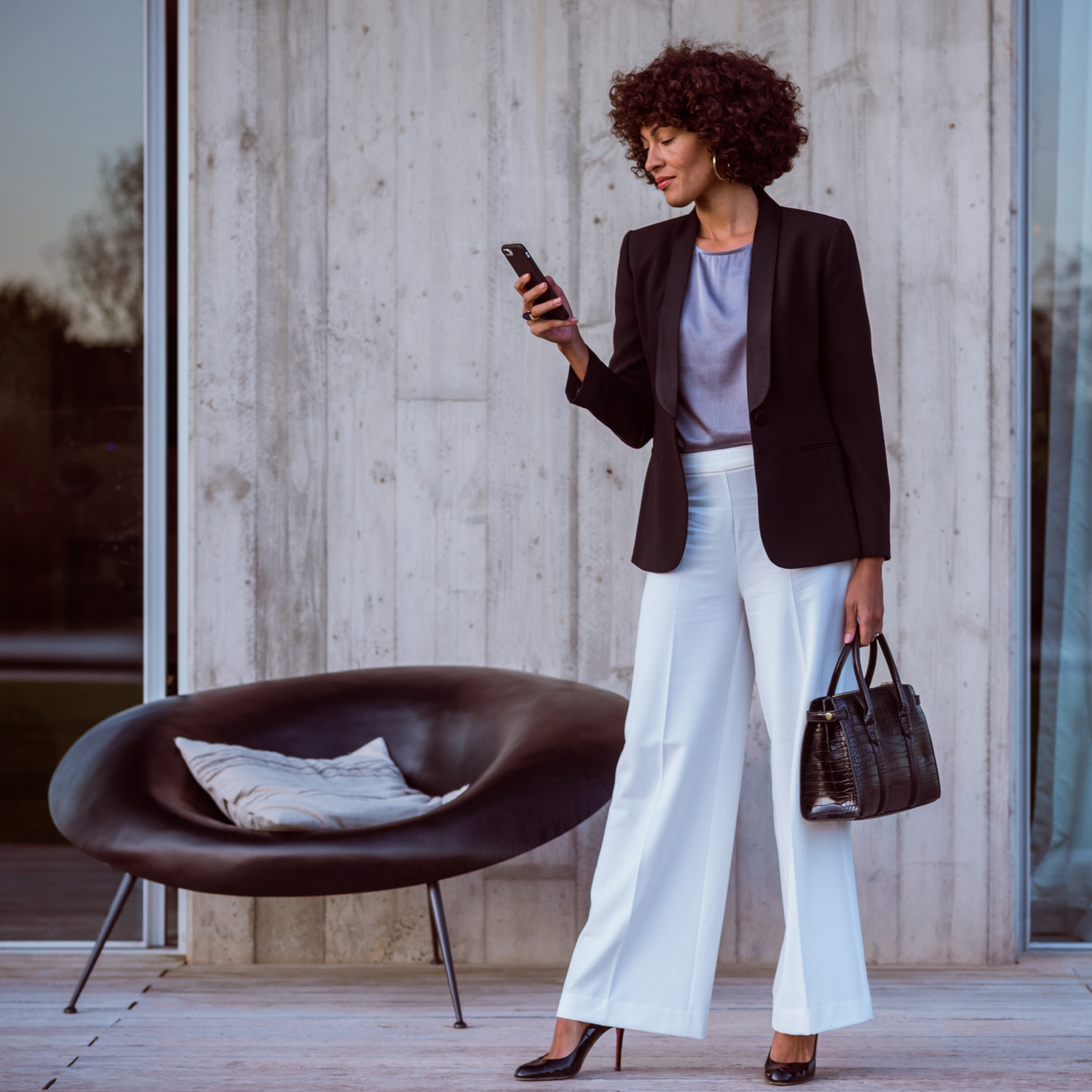 Mercedes-Benz Uygulaması | Mercedes me ID | Mercedes-Benz Bir kadın akıllı telefon, Mercedes-Benz Uygulaması ve Mercedes me ID'si üzerinden Mercedes Benz'ine bağlanıyor.