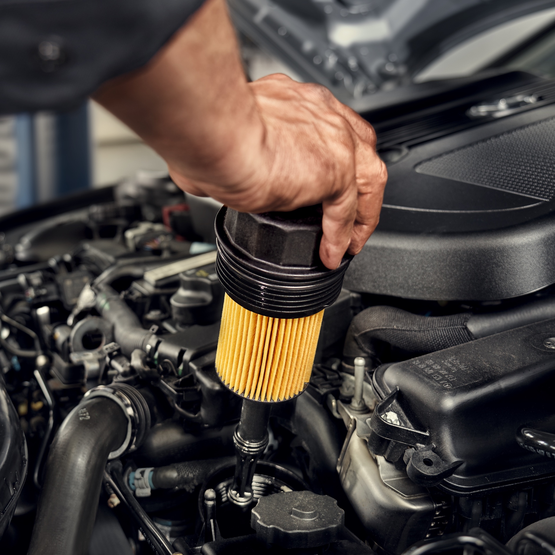 Yağ filtresi | Mercedes-Benz Bir teknisyen Mercedes-Benz araca yağ filtresi takıyor.