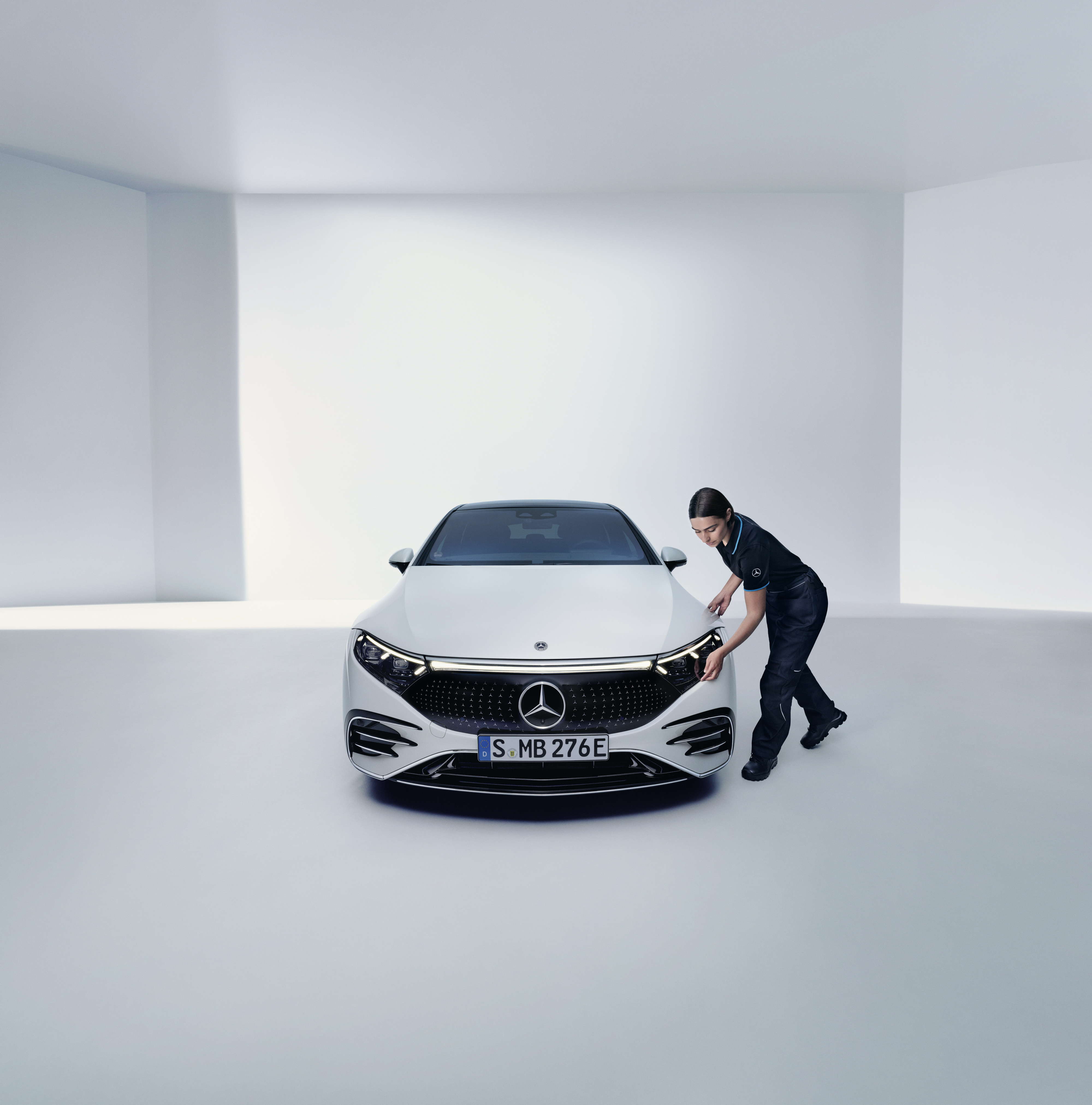 Mercedes-Benz onarım Bir Mercedes-Benz teknisyeni bir farı kontrol ediyor.