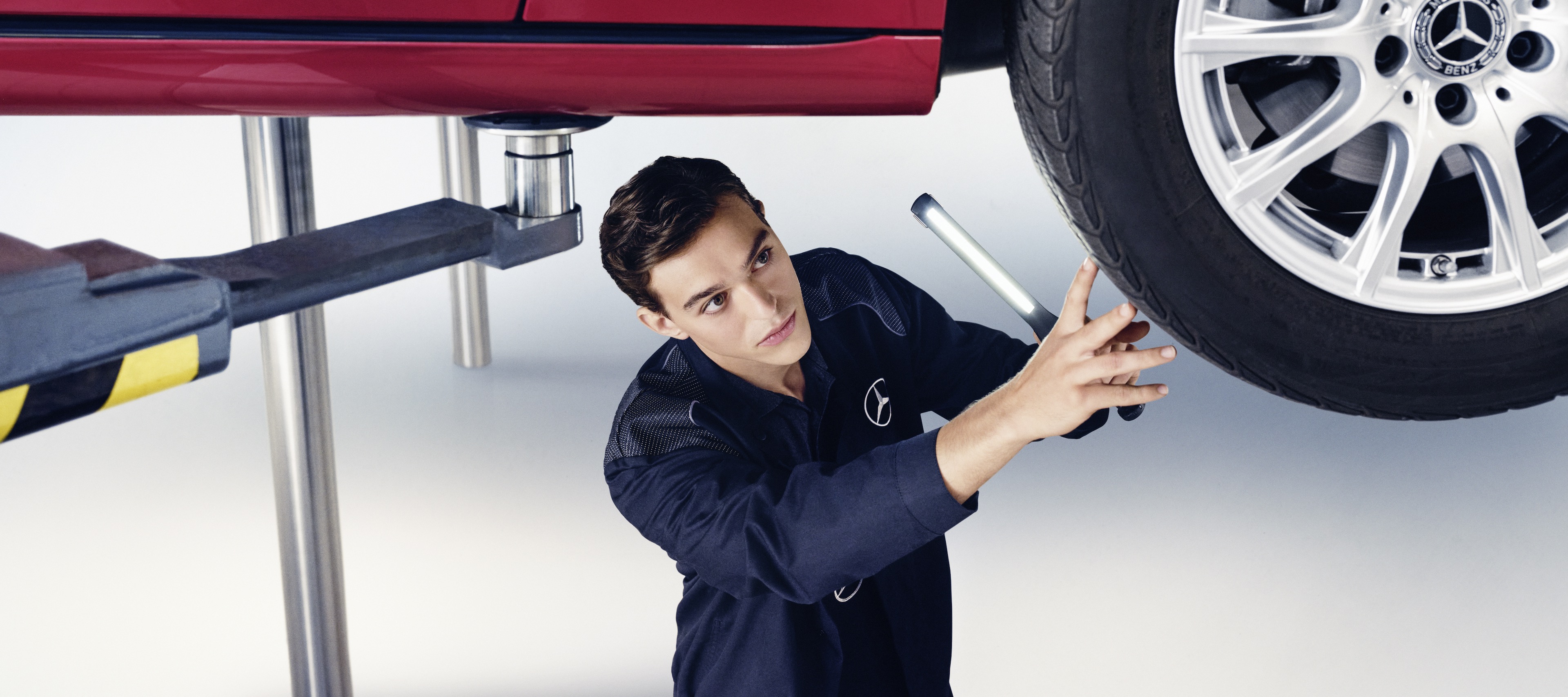 Genel muayene | Mercedes-Benz Bir Mercedes Benz muayene eden bir adam.