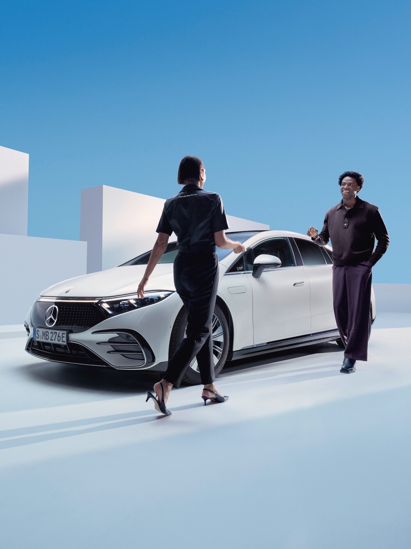 Mercedes-Benz teslim alma ve teslim etme hizmetinden yararlanan bir kadın.