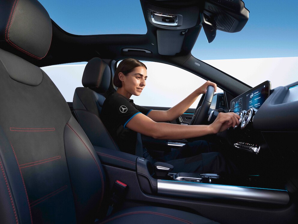 Klima tertibatını kontrol eden bir Mercedes-Benz teknisyeni.