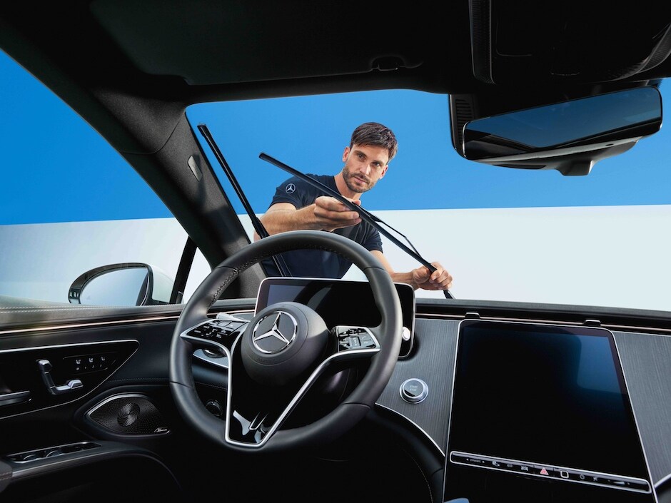 Bir Mercedes-Benz teknisyeni cam sileceği değişimini gerçekleştiriyor.
