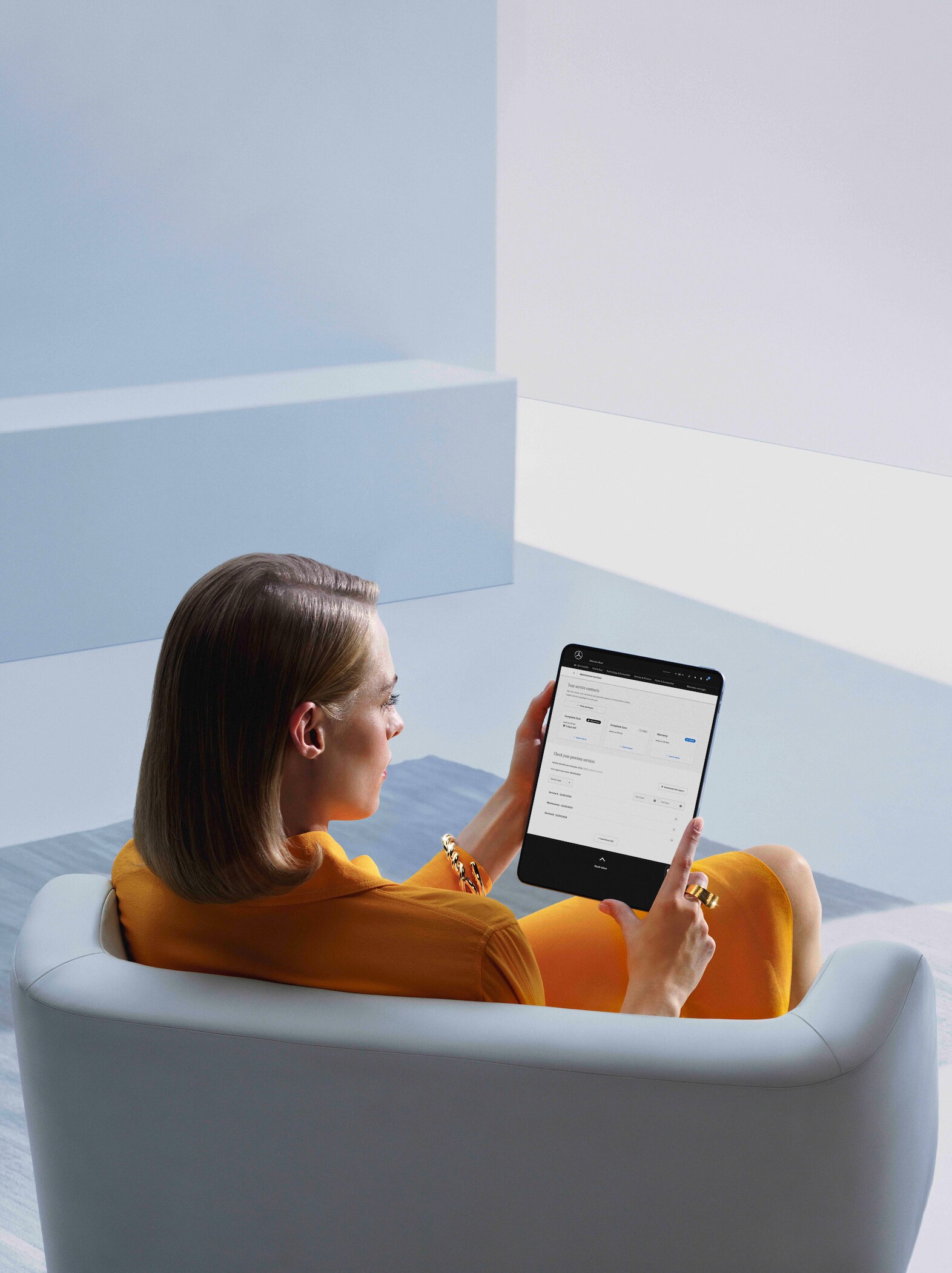 Dijital Servis Raporunun bulunduğu bir tablet kullanan bir kadın.