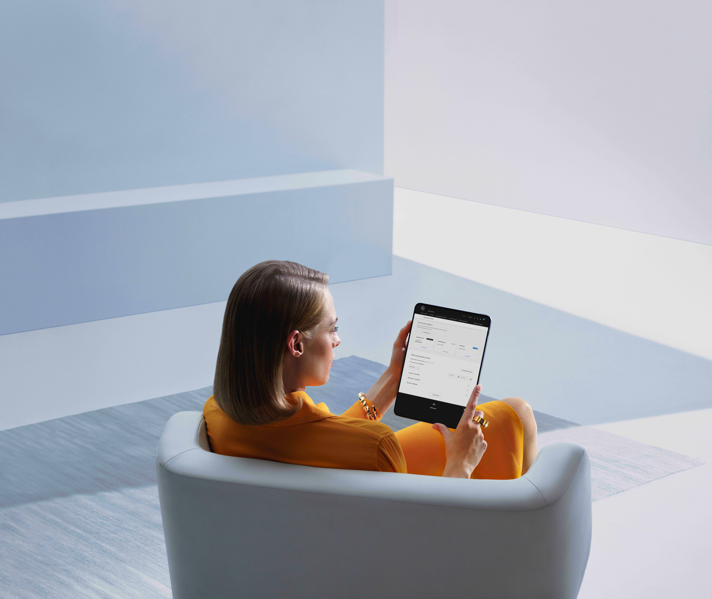 Dijital servis raporu | Mercedes-Benz Dijital Servis Raporunun bulunduğu bir tablet kullanan bir kadın.