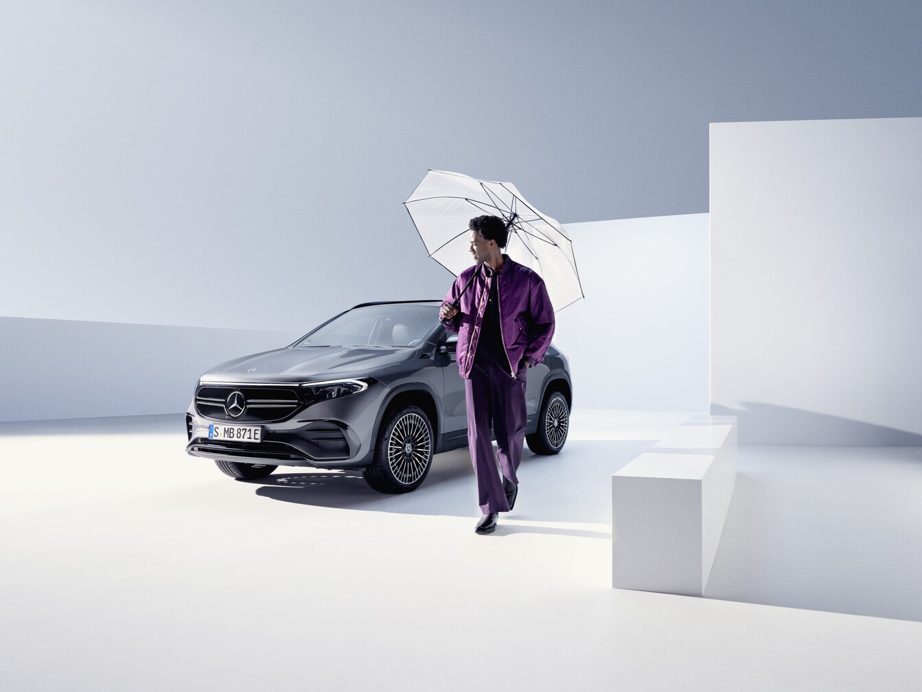 Mevimsel muayene gerçekleştiren bir Mercedes-Benz teknisyeni.