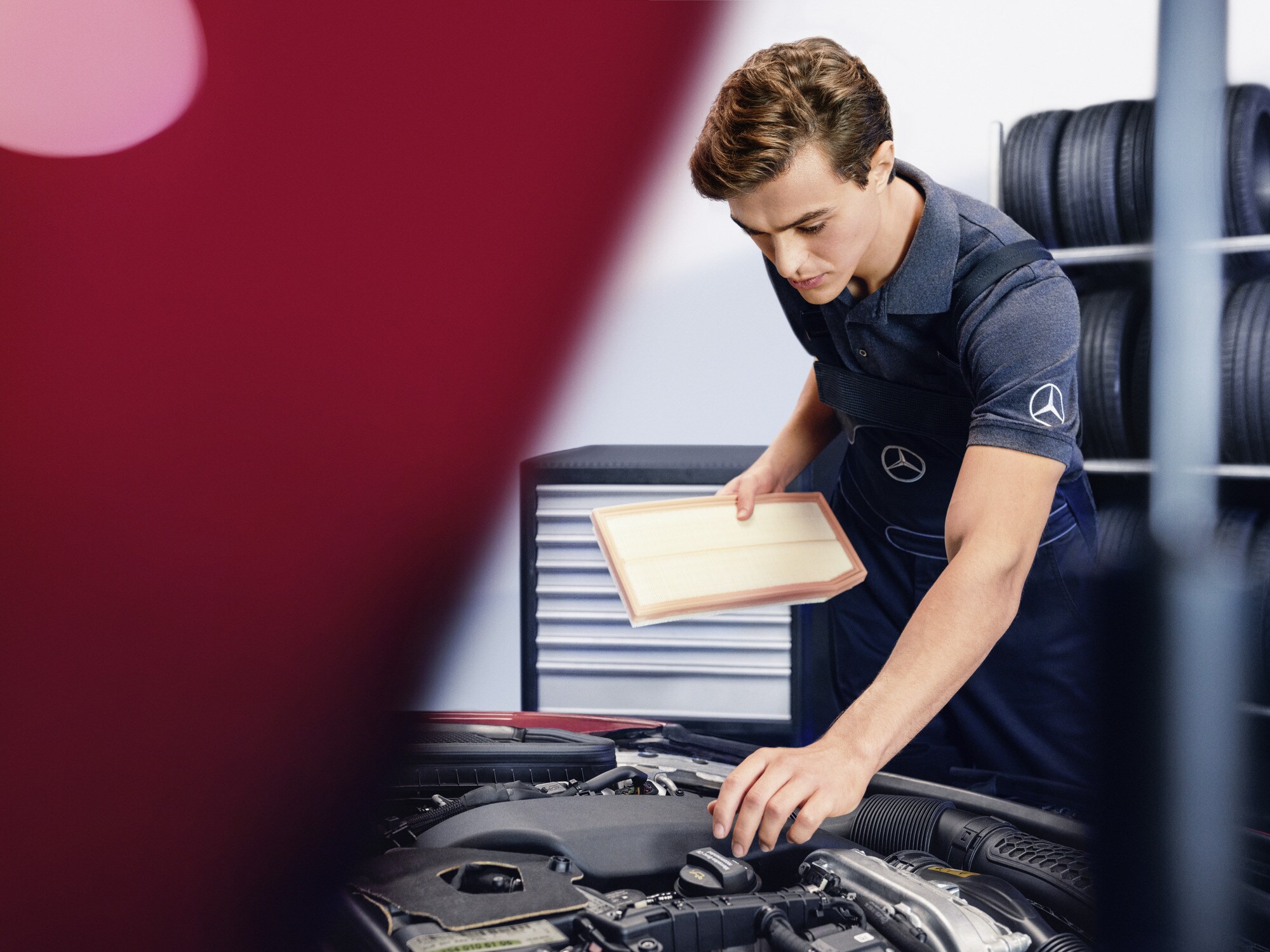 Yağ kontrolü gerçekleştiren bir Mercedes-Benz teknisyeni.