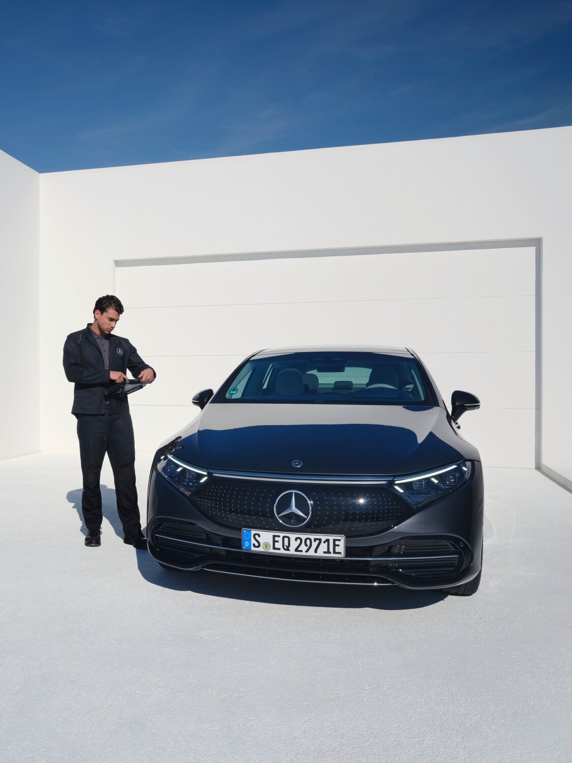 Bir Mercedes-Benz'i muayene eden bir Mercedes-Benz teknisyeni.