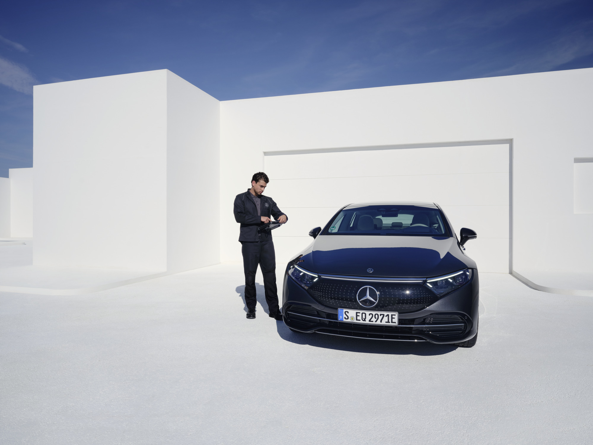 Elektrikli araçların bakımı | Mercedes-Benz Bir Mercedes-Benz'i muayene eden bir Mercedes-Benz teknisyeni.