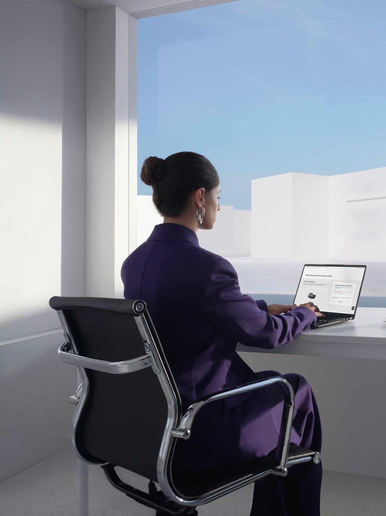 Mercedes-Benz'inin emisyon testlerini çevrimiçi inceleyen bir kadın.