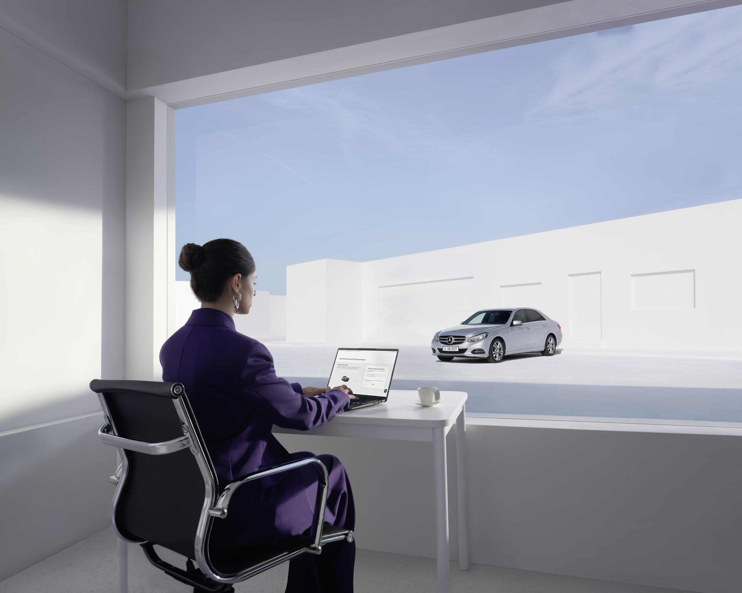 Emisyon testi | Mercedes-Benz Mercedes-Benz'inin emisyon testlerini çevrimiçi inceleyen bir kadın.