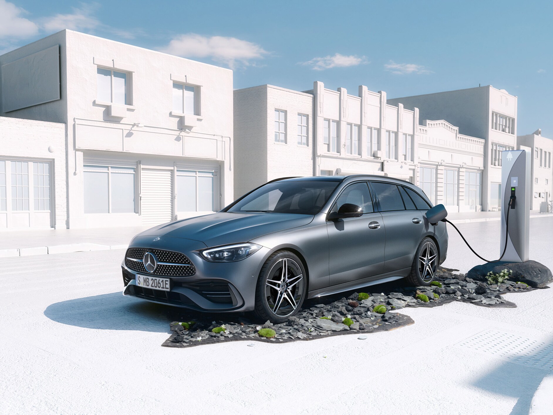 Mercedes-Benz C-Serisi C 300 e Estate’nin yandan ön görünümü