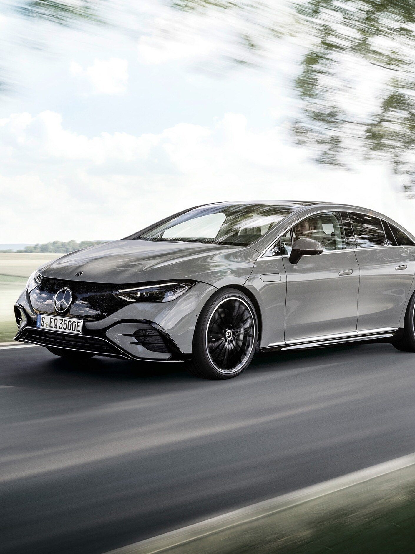 Kırsal bölgede yoluna devam eden bir EQS’nin yandan ön görünümü