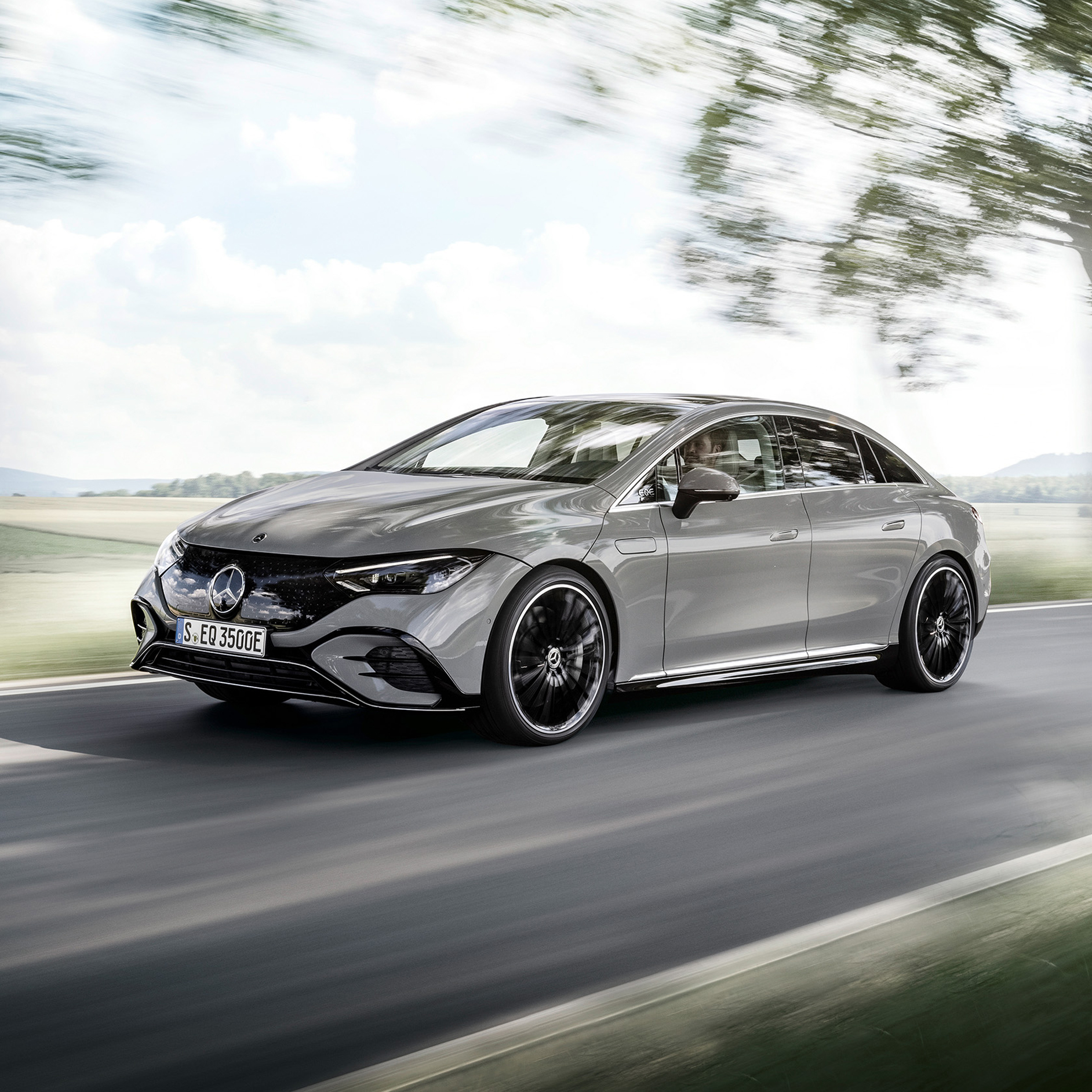 Mercedes-Benz | EQS Kırsal bölgede yoluna devam eden bir EQS’nin yandan ön görünümü