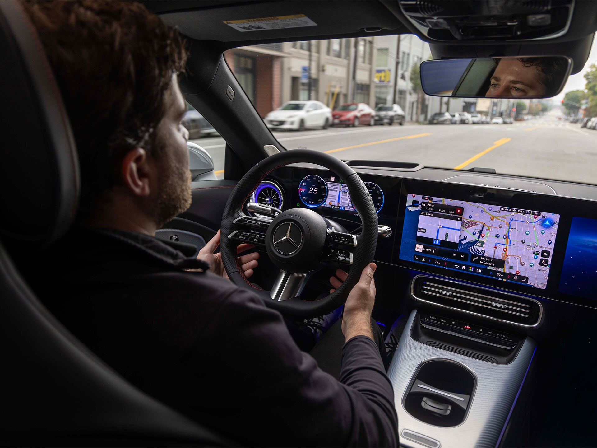 Bir Mercedes-Benz aracının kokpiti.