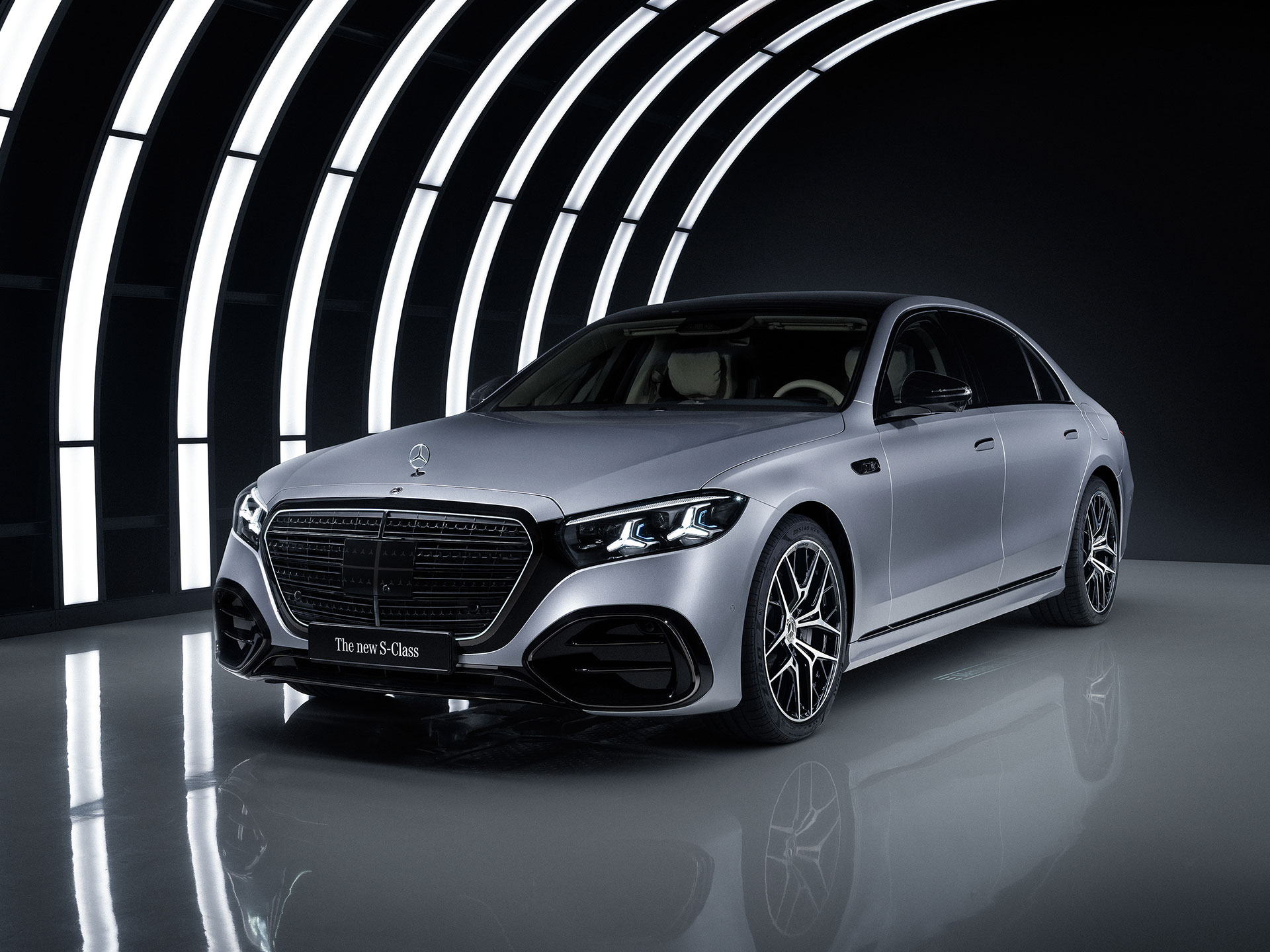 Sizi önemseyen yüksek teknoloji | Otomatikleştirilmiş sürüş ve yardım sistemleri | Mercedes-Benz Bir Mercedes-Benz aracının dış tasarımı.