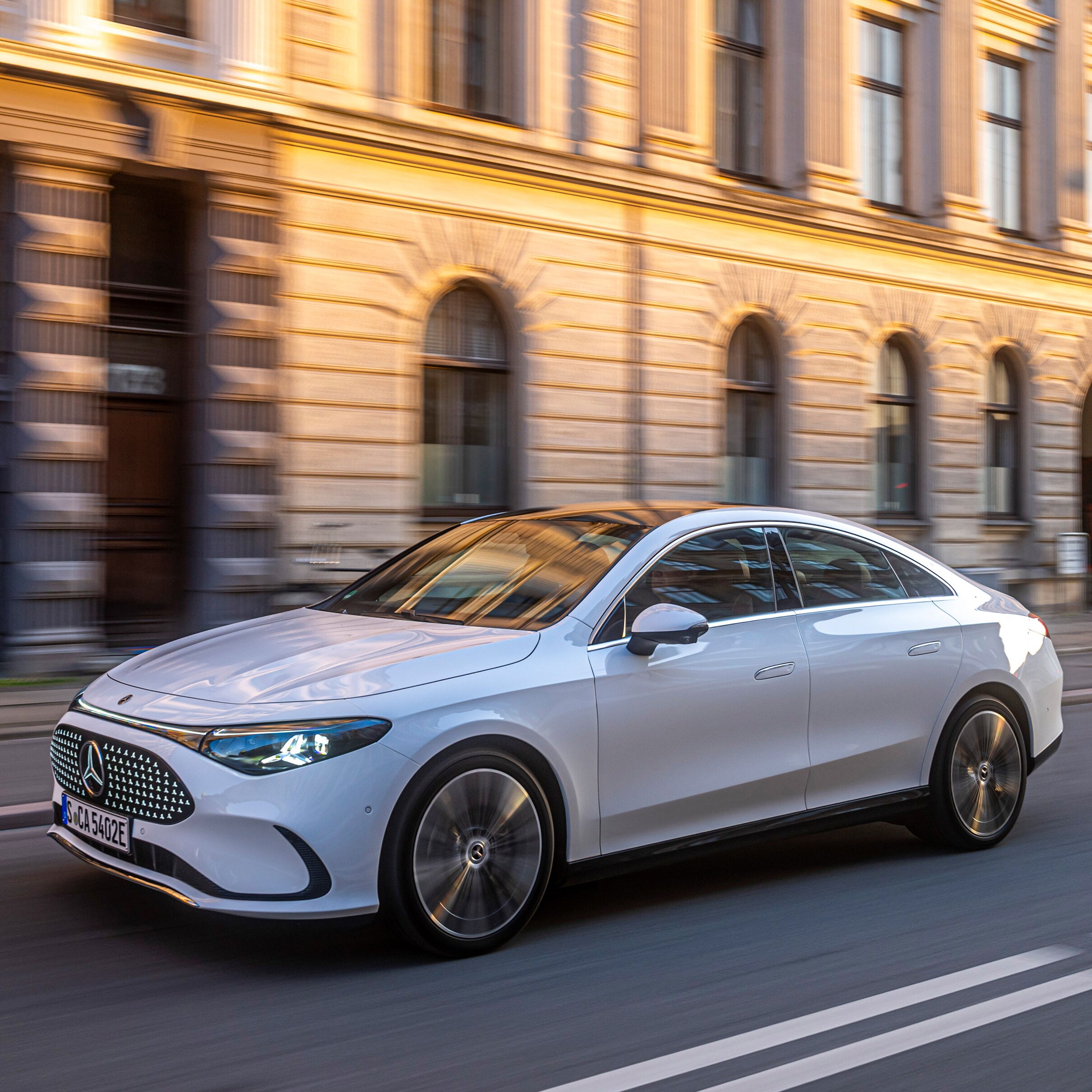 Bir Mercedes-Benz'in direksiyon simidi ve sürücü ekranı.