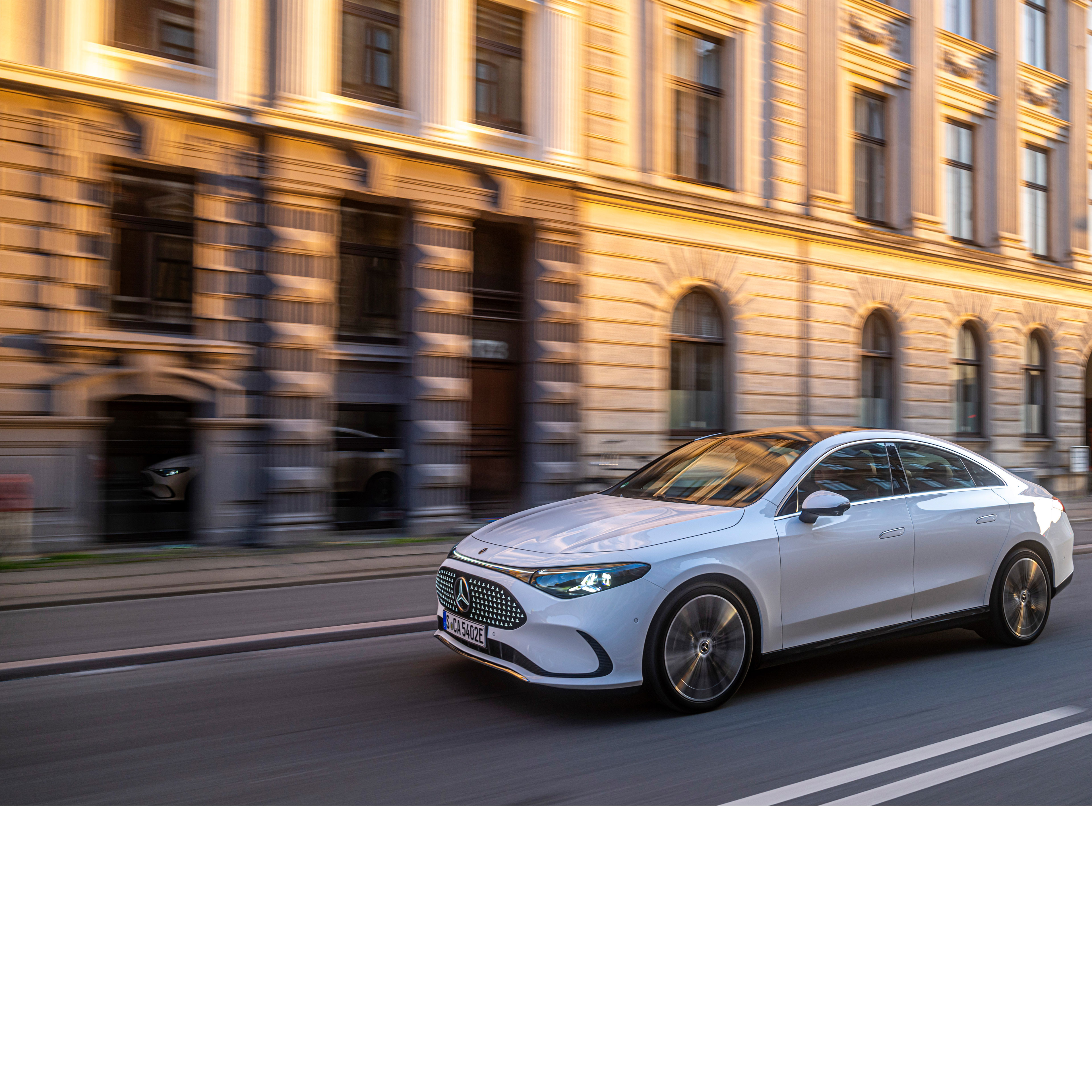 Otomatikleştirilmiş sürüş ve yardım sistemleri | Mercedes-Benz Bir Mercedes-Benz'in direksiyon simidi ve sürücü ekranı.
