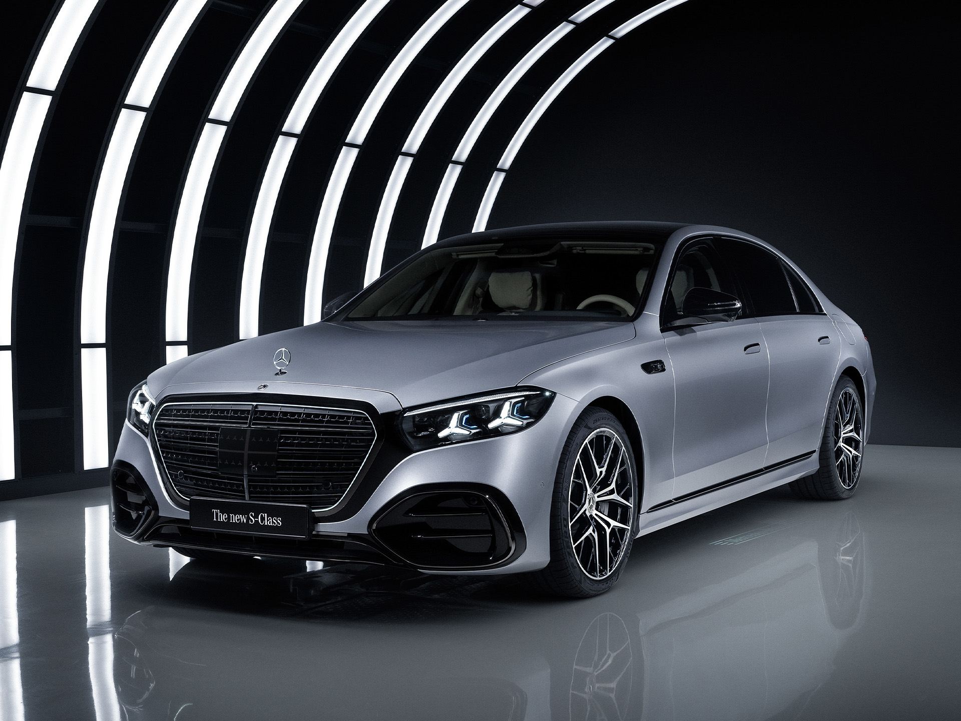 Teknoloji | MBUX Multimedya Sistemi | Mercedes-Benz Stüdyo ortamında ışıklandırılmış kavisli fonda Mercedes-Benz S-Serisi.