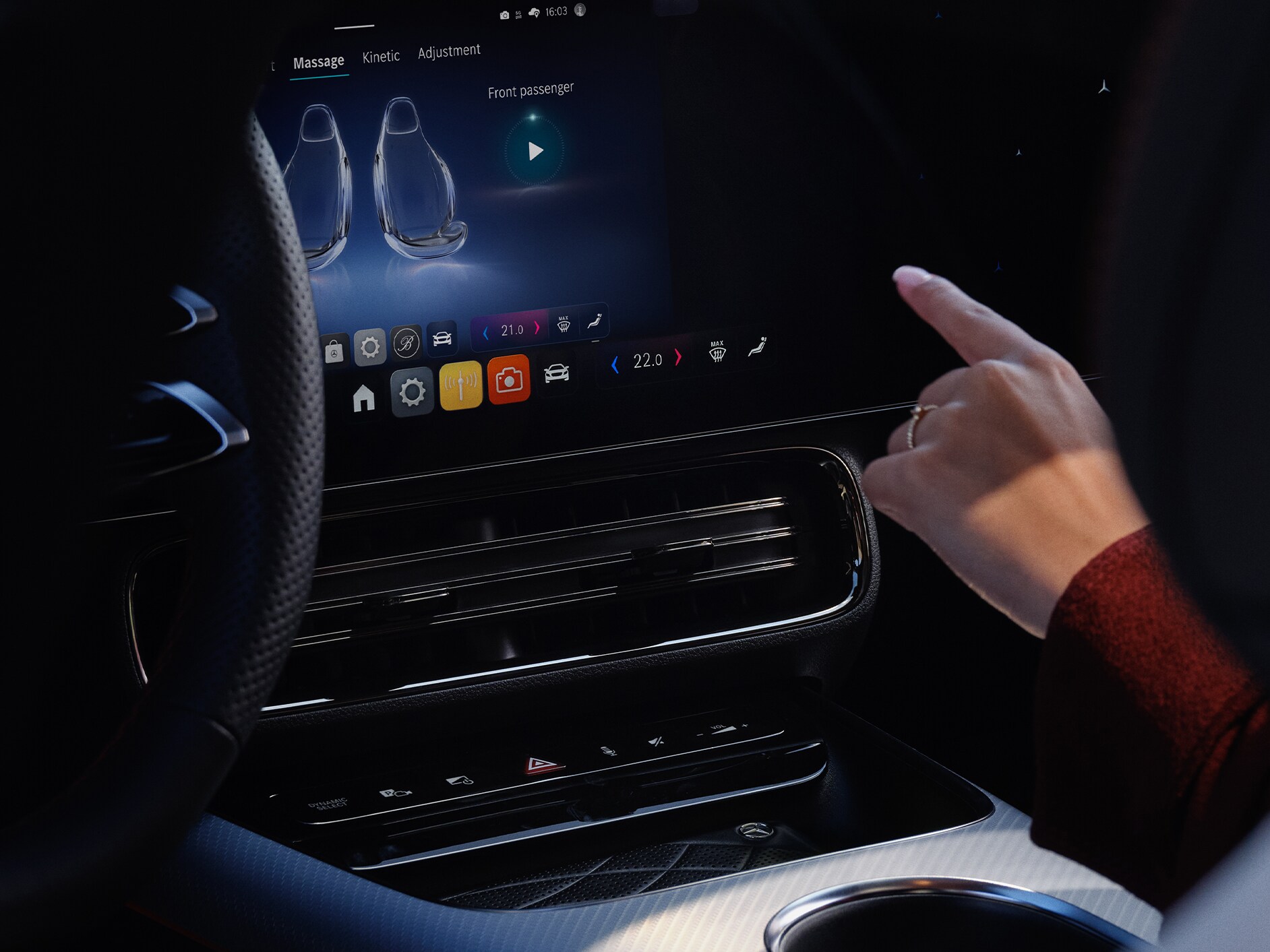 Bir Mercedes-Benz arabası içinde kişiselleştirme seçeneklerini gösteren MBUX Multimedya Sistemi.