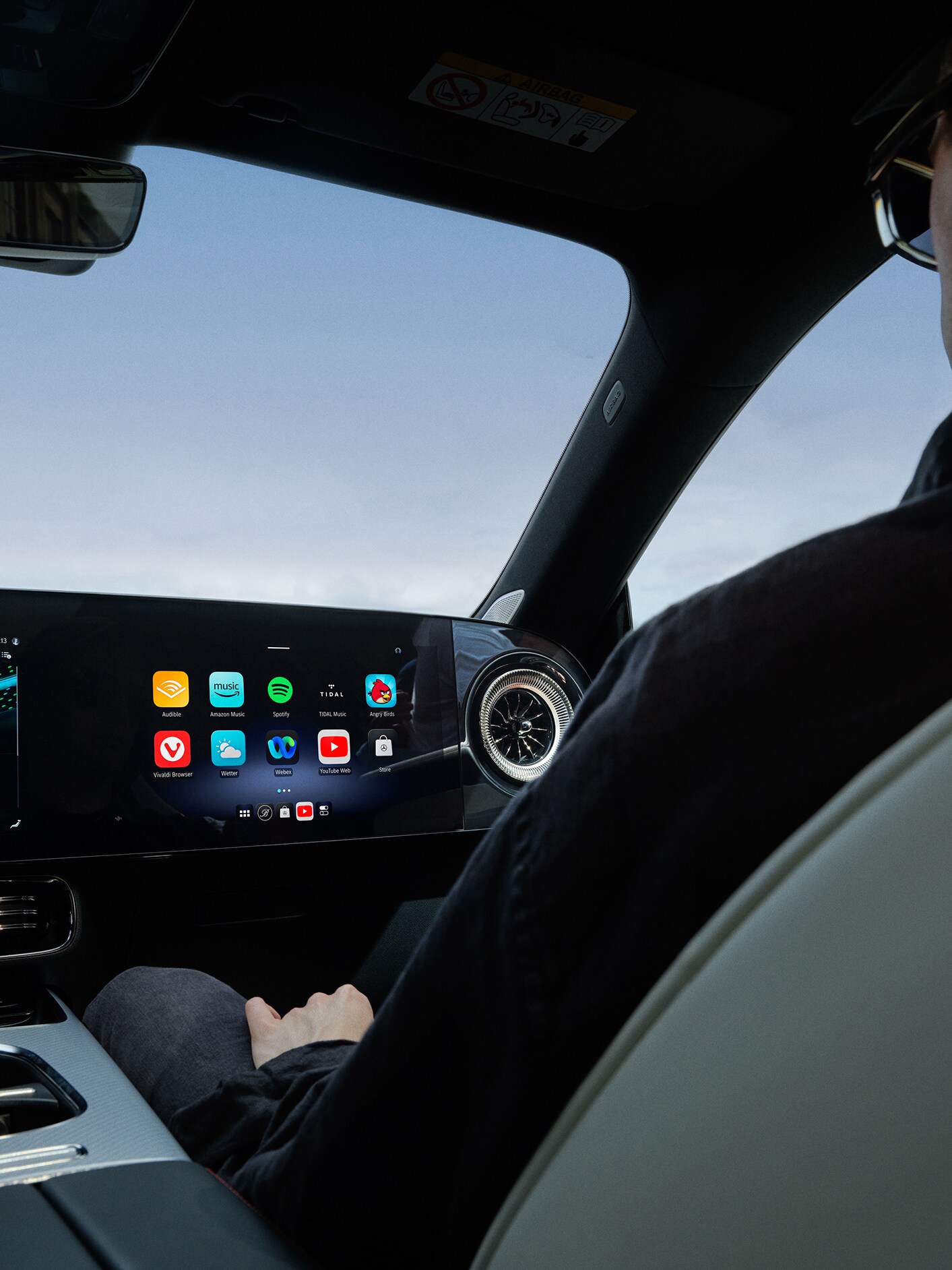 MBUX Multimedya Sistemine sahip bir Mercedes-Benz araba kokpitinin iç görünümü.