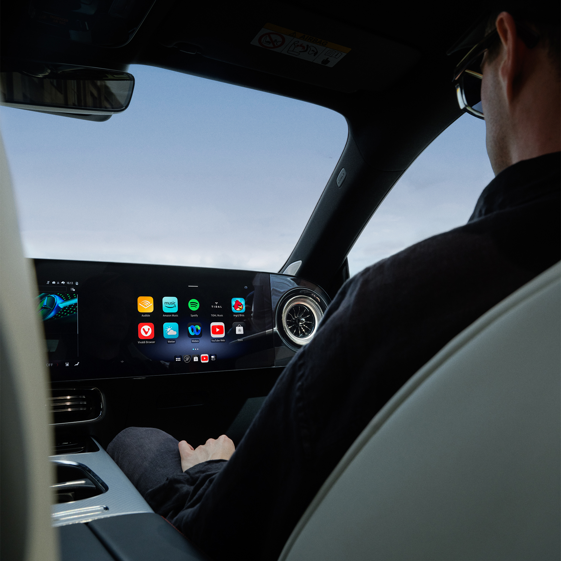 Sesli Yardımcı | MBUX Multimedya Sistemi | Mercedes-Benz MBUX Multimedya Sistemine sahip bir Mercedes-Benz araba kokpitinin iç görünümü.