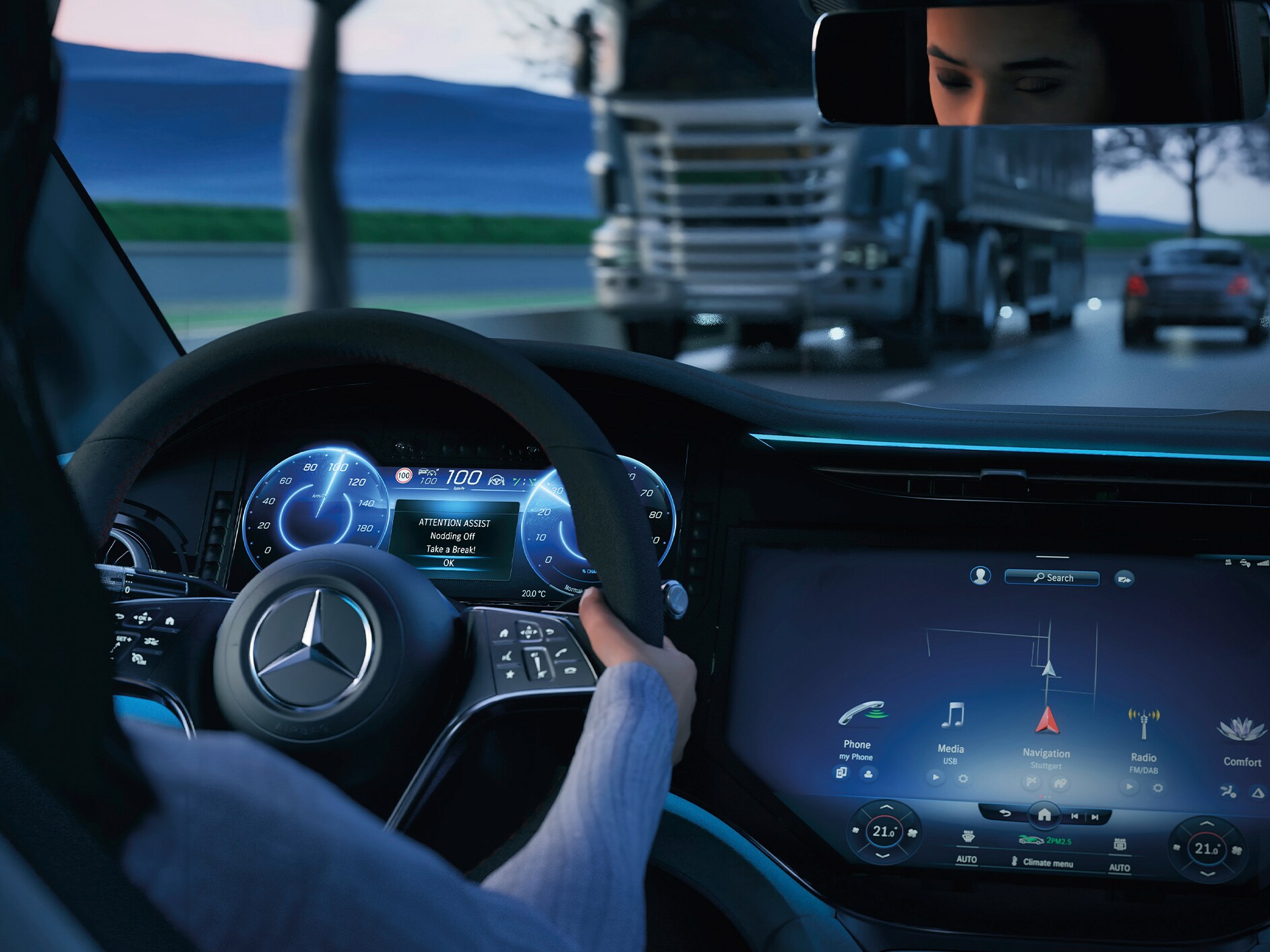 Bir Mercedes-Benz araç kokpitinin iç görünümü.