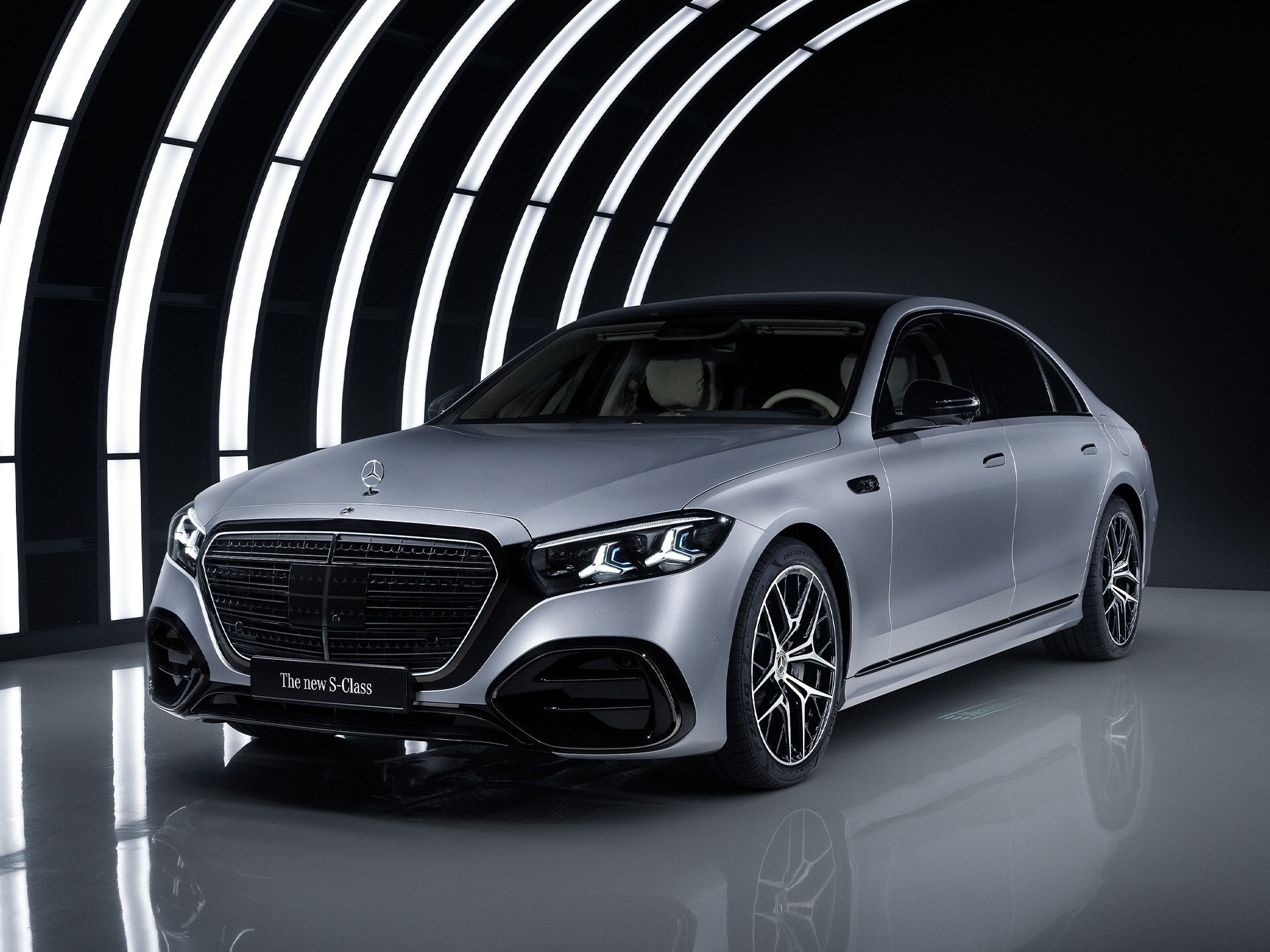 Aydınlatılmış bir kemerle birlikte stüdyo ortamındaki Mercedes-Benz S-Serisi.