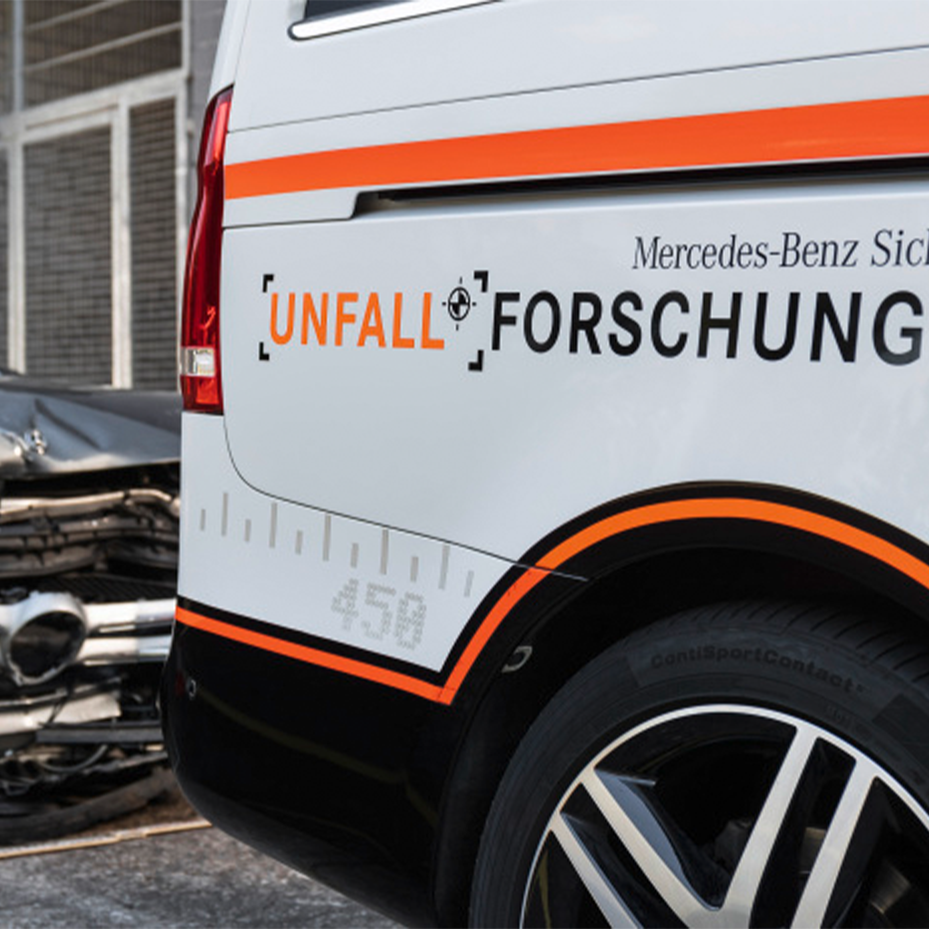 Gerçek hayat kazalarının incelenmesi | Emniyet | Mercedes-Benz Yan tarafında "Accident reserach" yazan bir Mercedes-Benz araç.