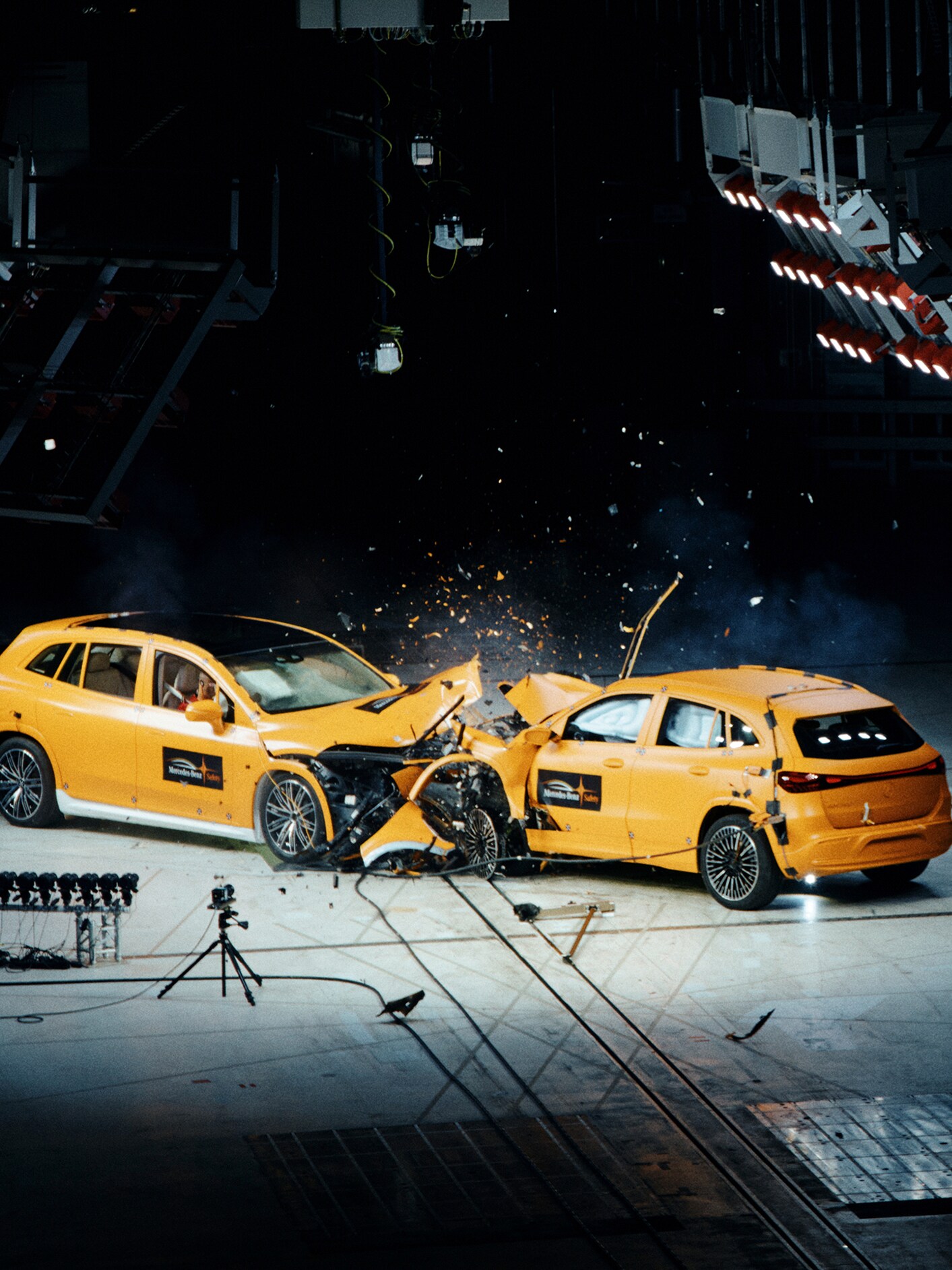 Çarpışma testi kameralarının çektiği iki Mercedes-Benz aracın önden çarpışması.