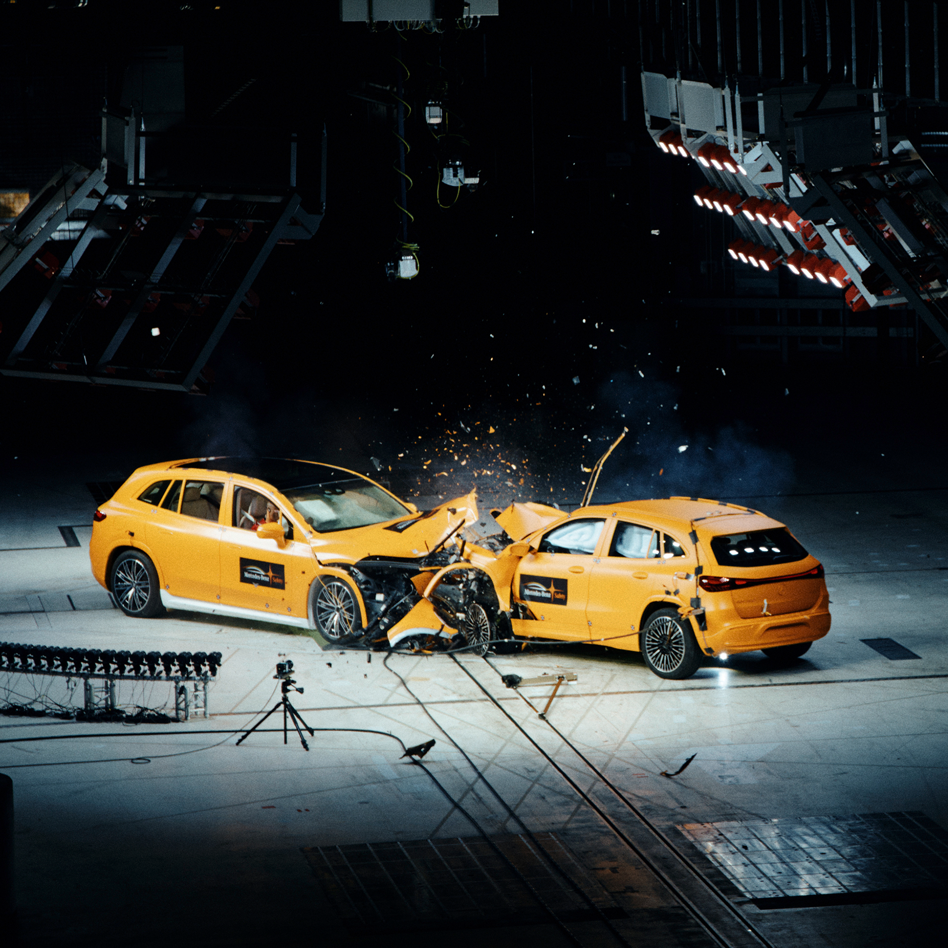 Emniyet tahrik aksamı teknolojisi ile sınırlı değildir | Emniyet | Mercedes-Benz Çarpışma testi kameralarının çektiği iki Mercedes-Benz aracın önden çarpışması.