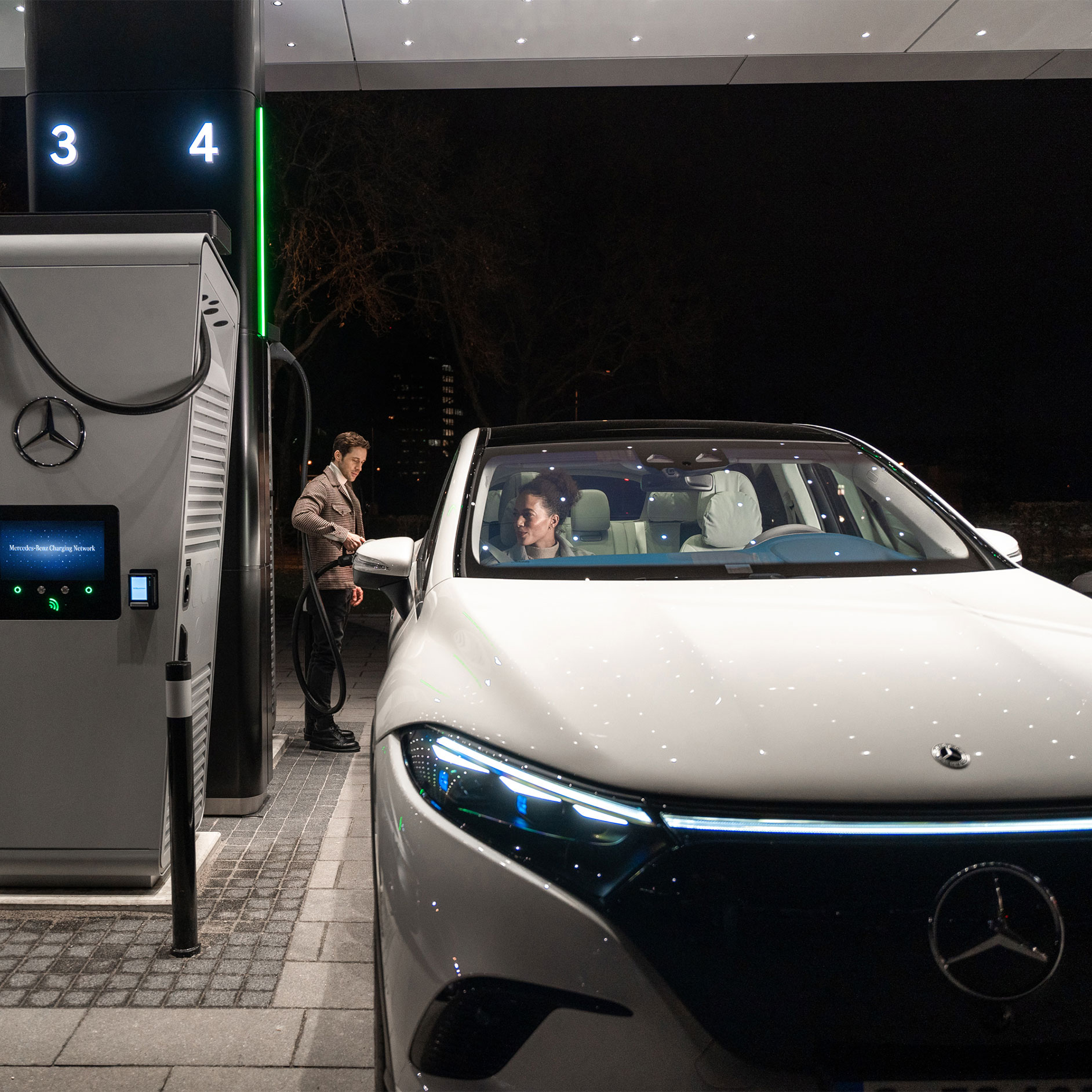 Kolay Şarj | Teknoloji | Mercedes-Benz Bir şarj istasyonunda şarj olan bir Mercedes-Benz arabası.
