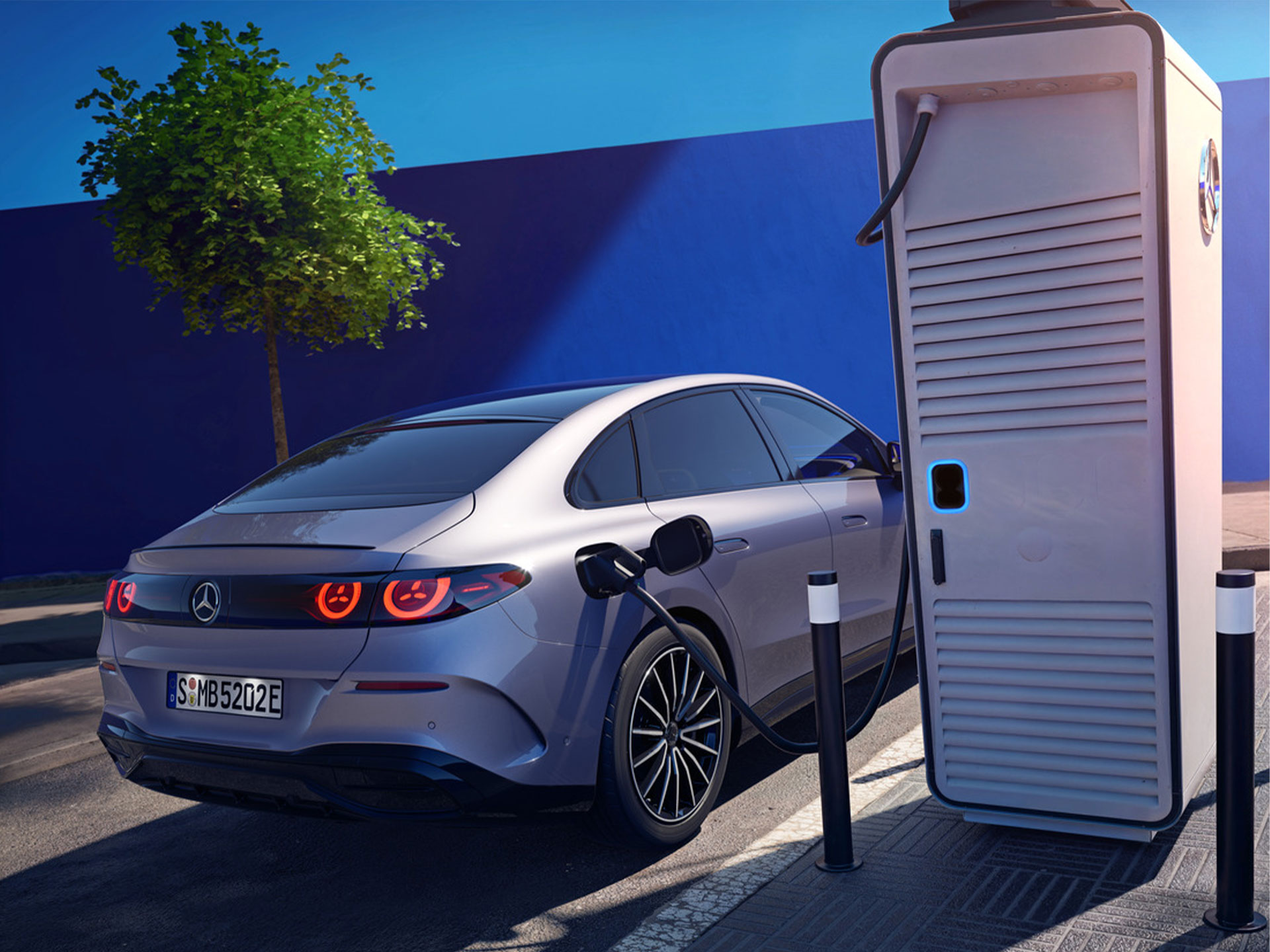 Yaşamınızı iyileştiriyoruz | Teknoloji | Mercedes-Benz Bir elektrik şarj istasyonunda şarj olan bir Mercedes-Benz.