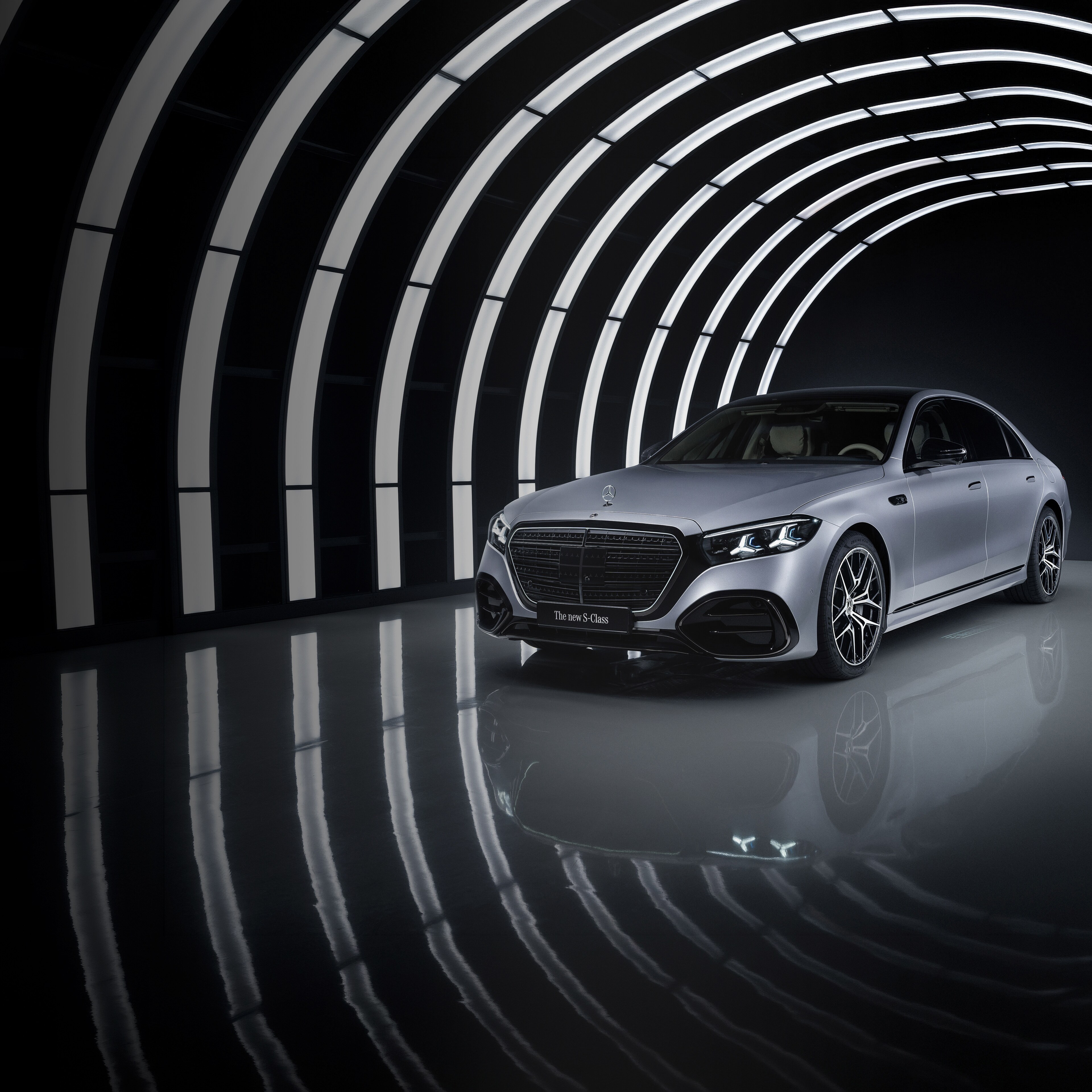 Aydınlık bir garajdaki bir Mercedes-Benz S-Serisi.