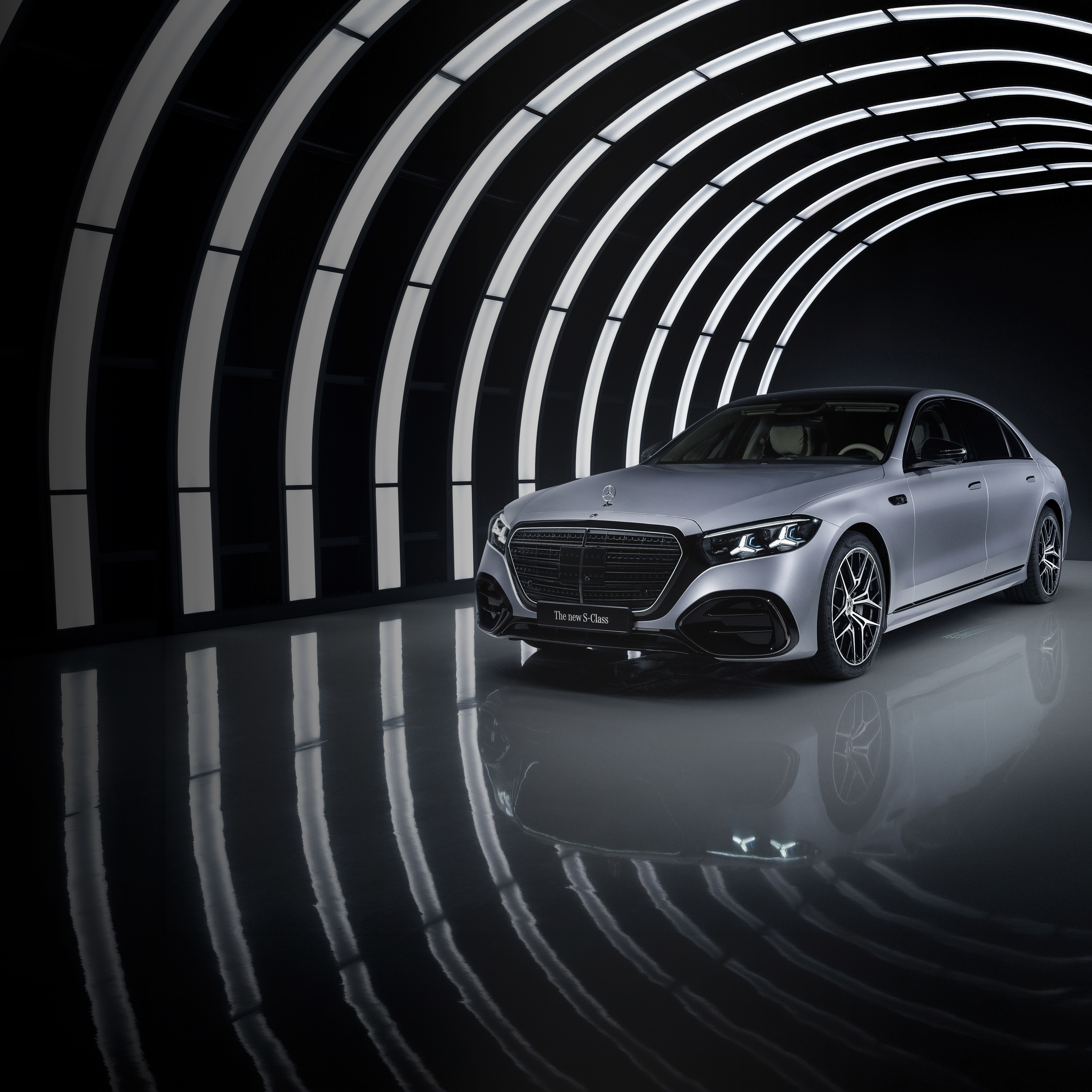 Teknoloji | Mercedes-Benz Aydınlık bir garajdaki bir Mercedes-Benz S-Serisi.