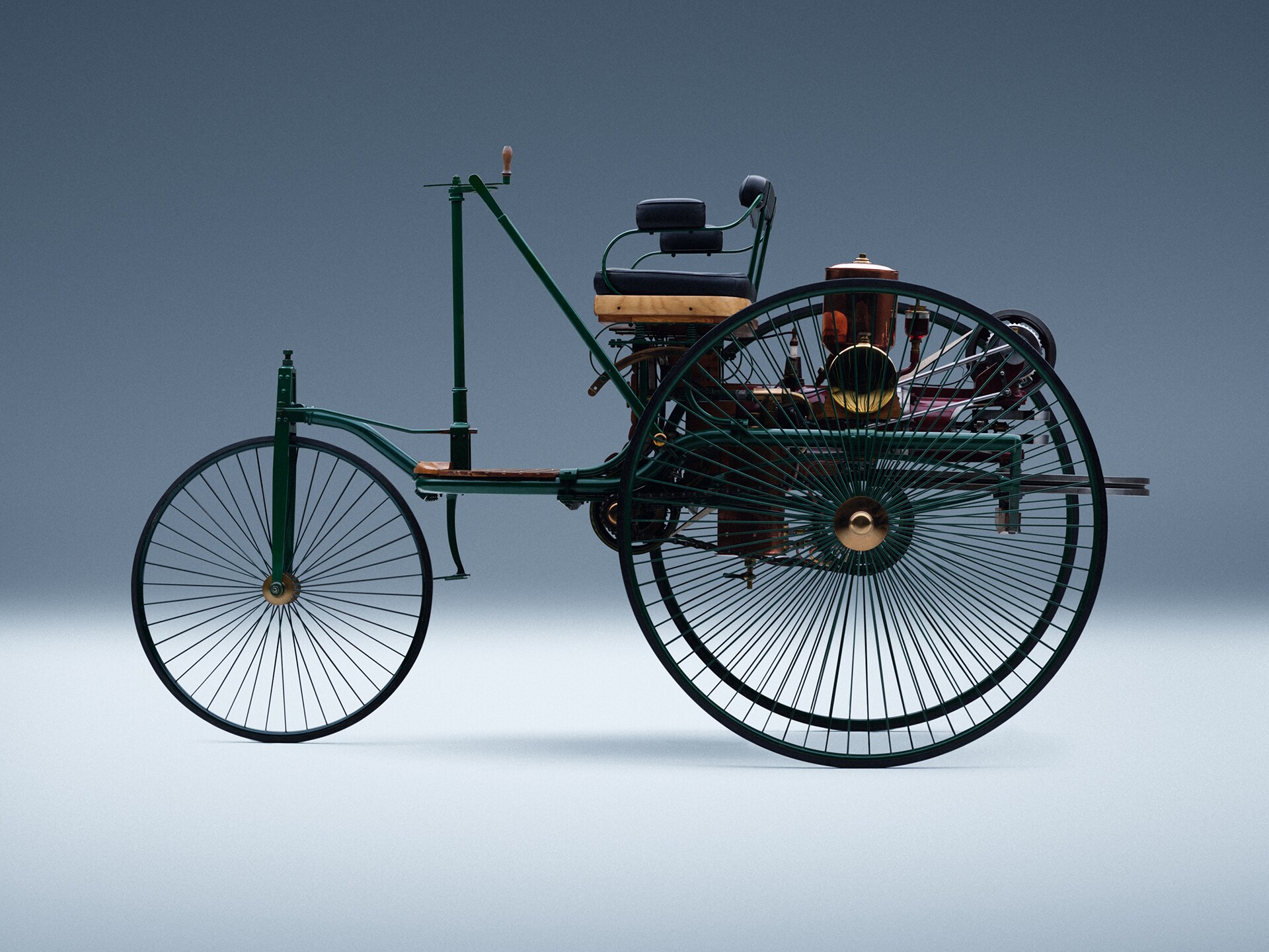 İlk Mercedes-Benz motorlu aracının yandan görünümü.