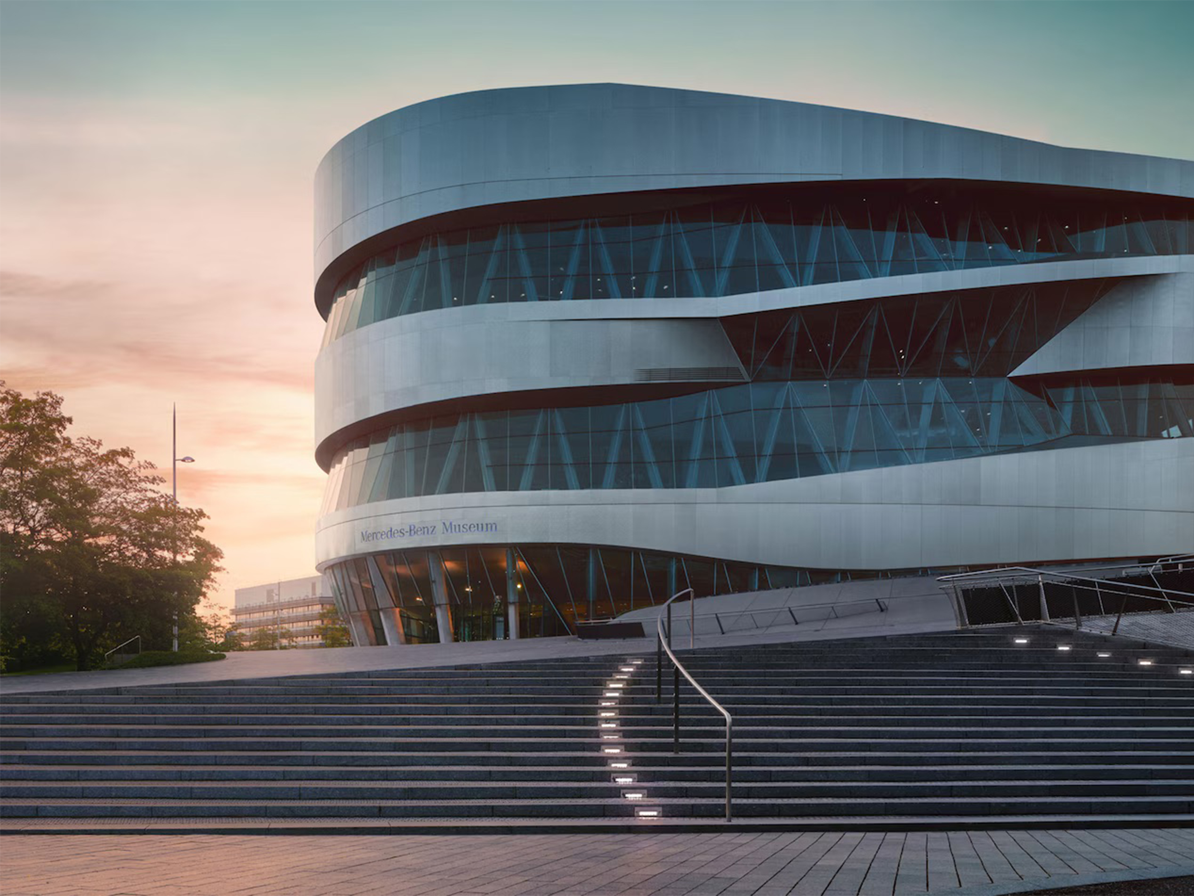 Stuttgart Mercedes-Benz Müzesi | Mercedes-Benz Stuttgart Mercedes-Benz Müzesi’nin dışarıdan görünümü.