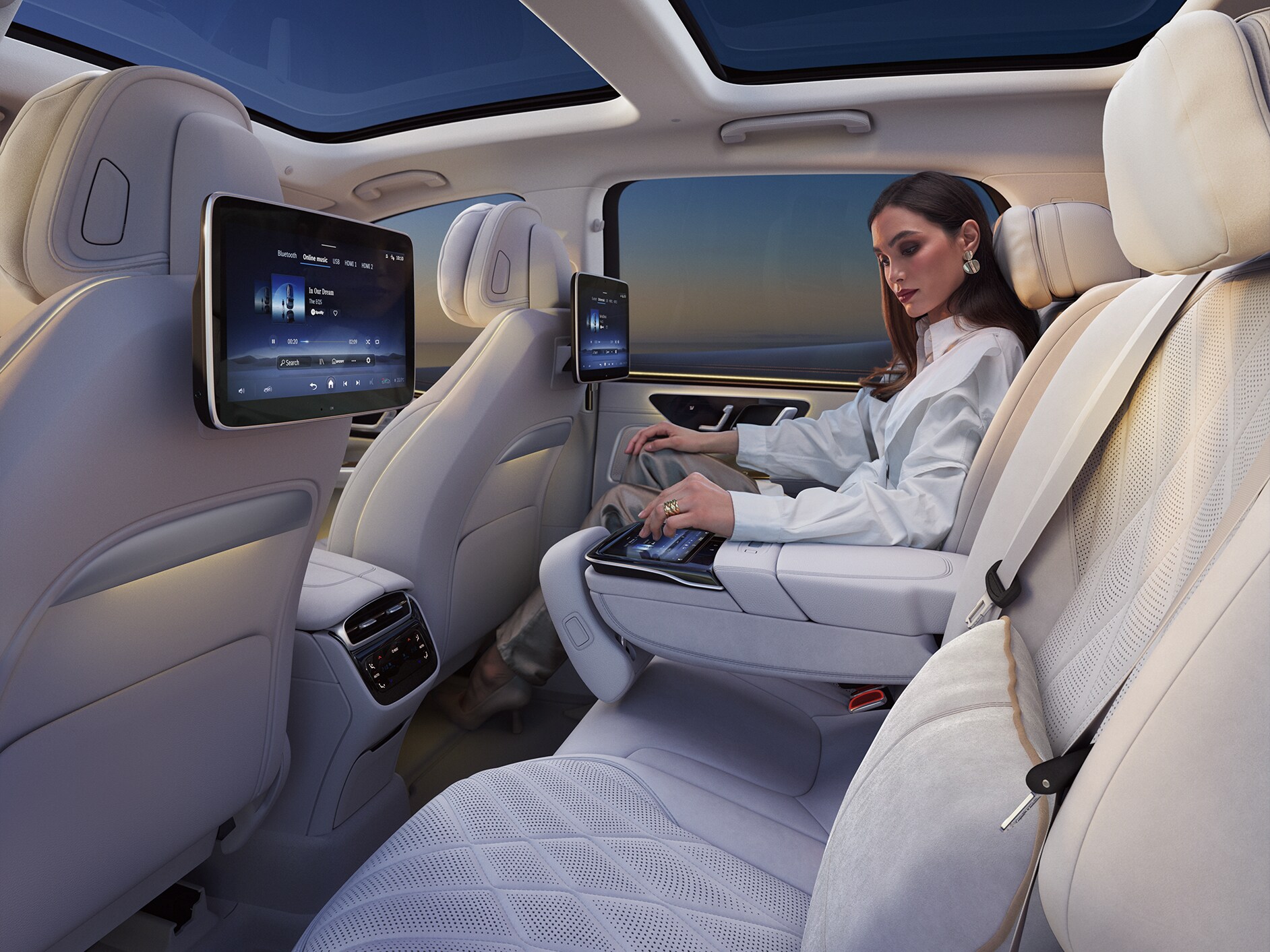 Bir Mercedes-Benz EQS SUV'nin arka iç mekanı.