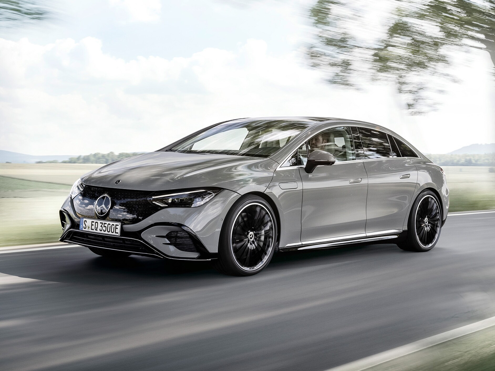 Mercedes-Benz EQS Limousine'in önden görünümü.