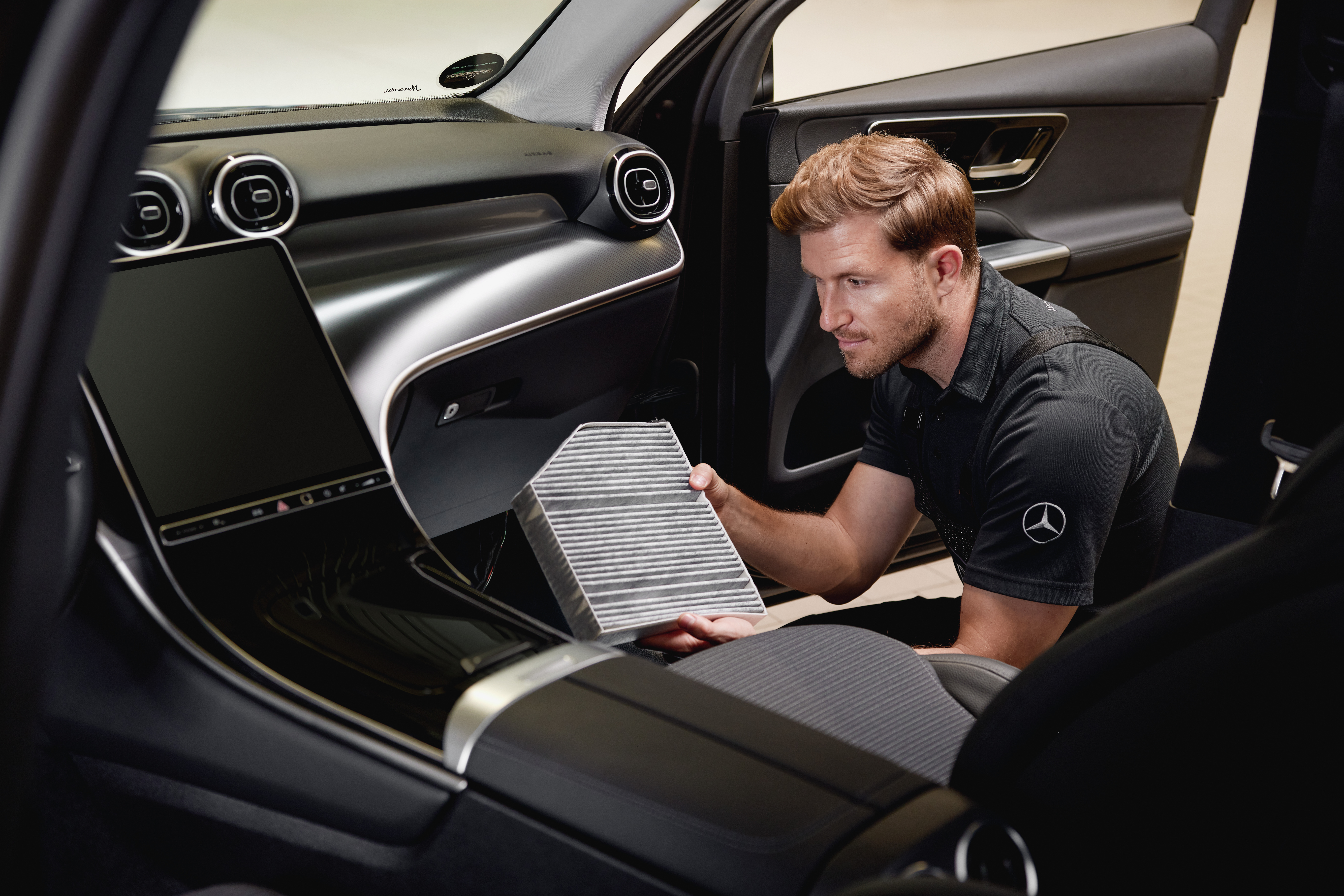 Mercedes-Benz Orijinal Kabin Hava Filtreleri Bir iç mekan servis işlemi kapsamında, Orijinal Mercedes‑Benz parçası ile kabin hava filtresinin değişimi yapılıyor.