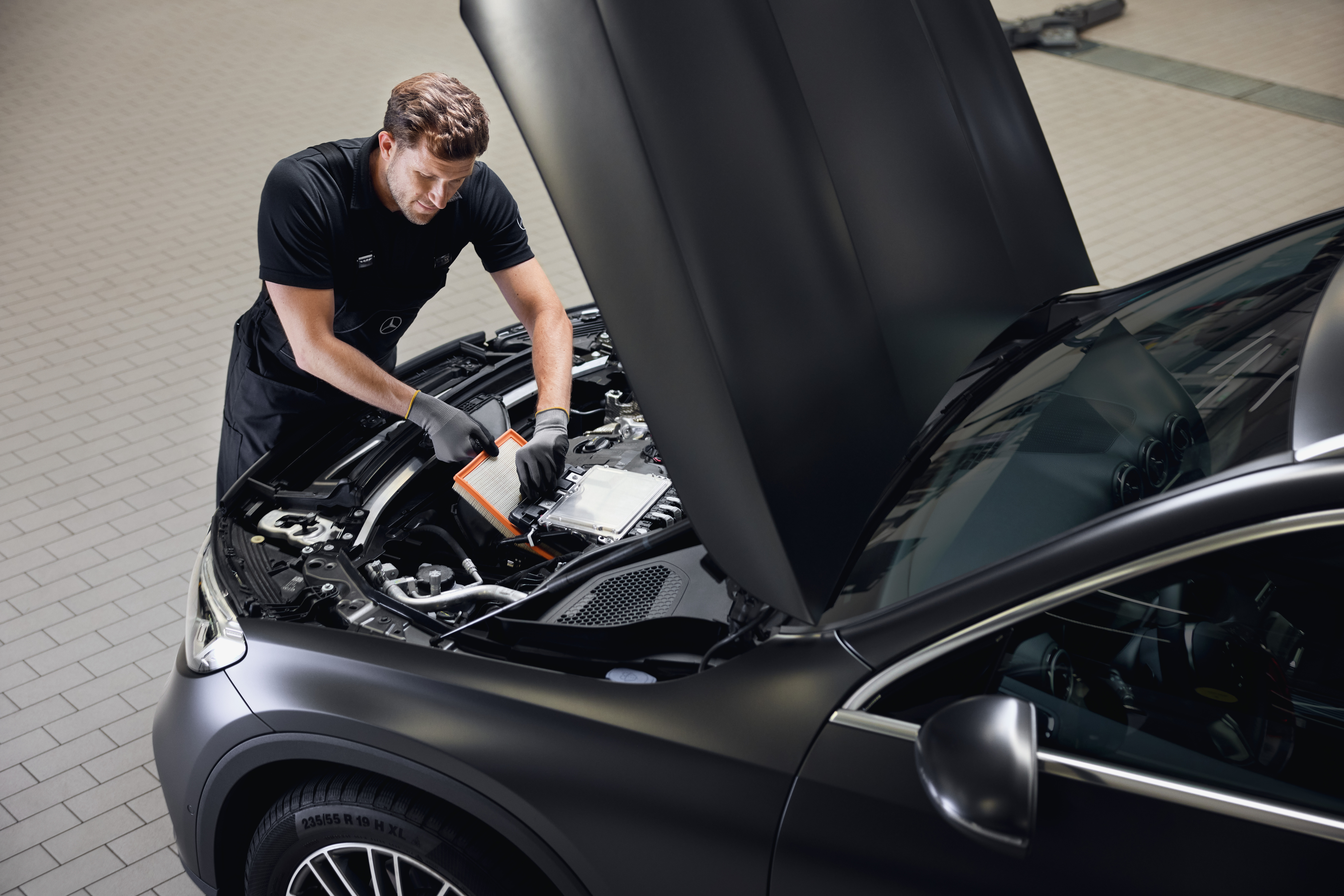Mercedes-Benz Orijinal Motor Hava Filtreleri Bir yetkili servisteki motor servisi kapsamında, orijinal Mercedes-Benz parçası ile motor hava filtresinin değişimi yapılıyor.
