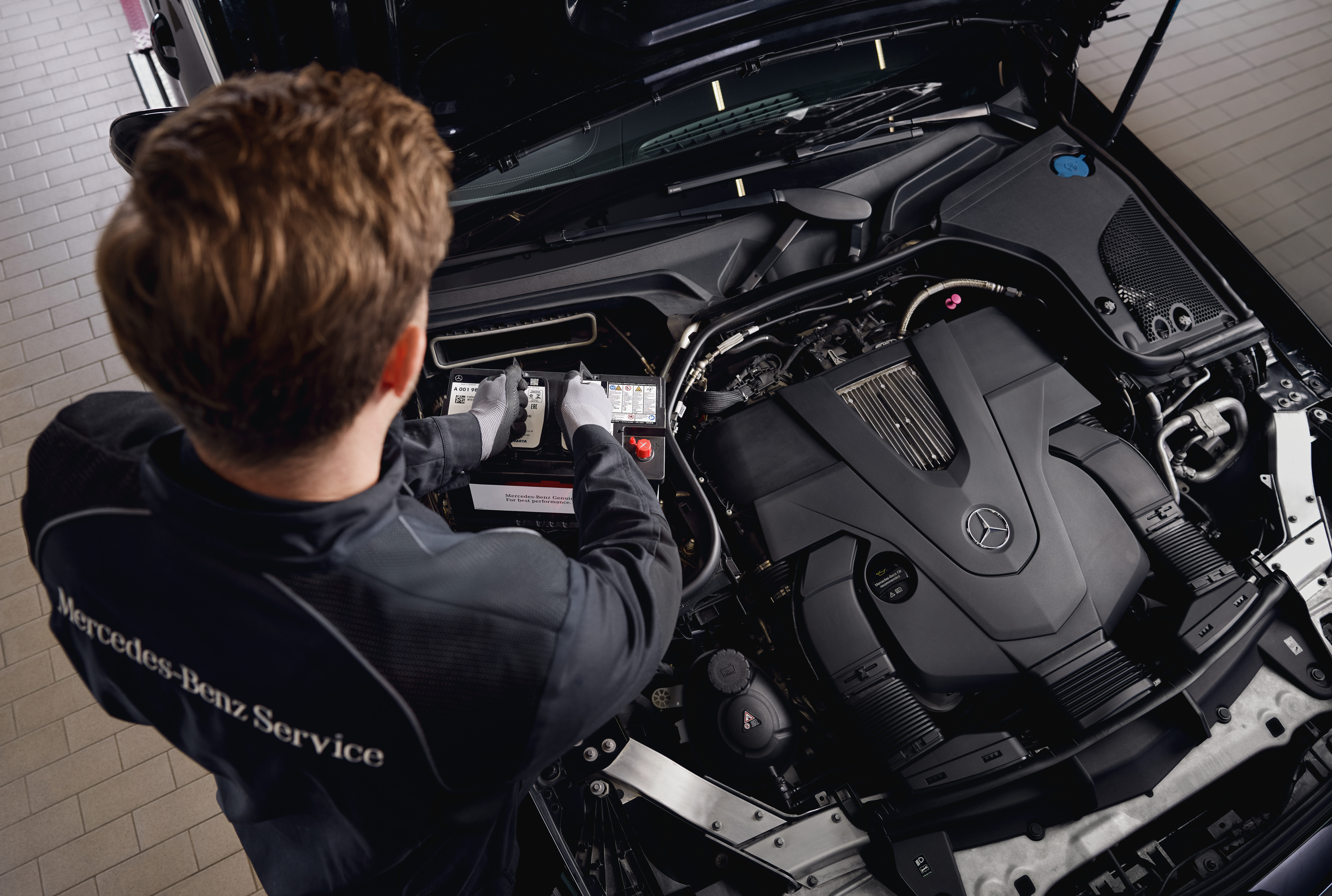 Mercedes-Benz Orijinal Marş Aküleri Bir serviste motor bakımı yapılıyor; orijinal Mercedes‑Benz parçaları ile yapılan parça değişimi gösteriliyor.