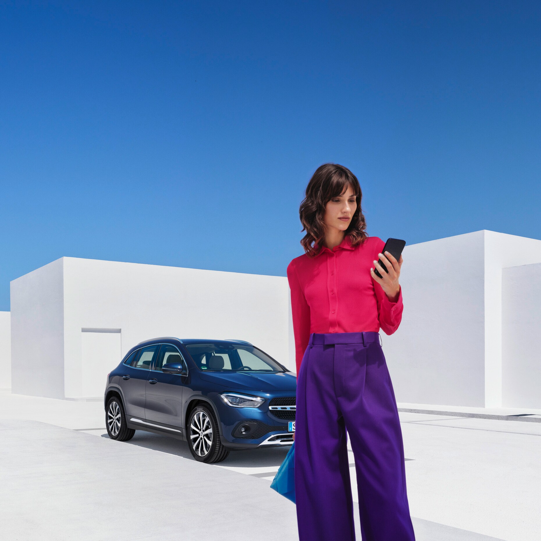 Bir kadın Mercedes-Benz ile iletişime geçiyor