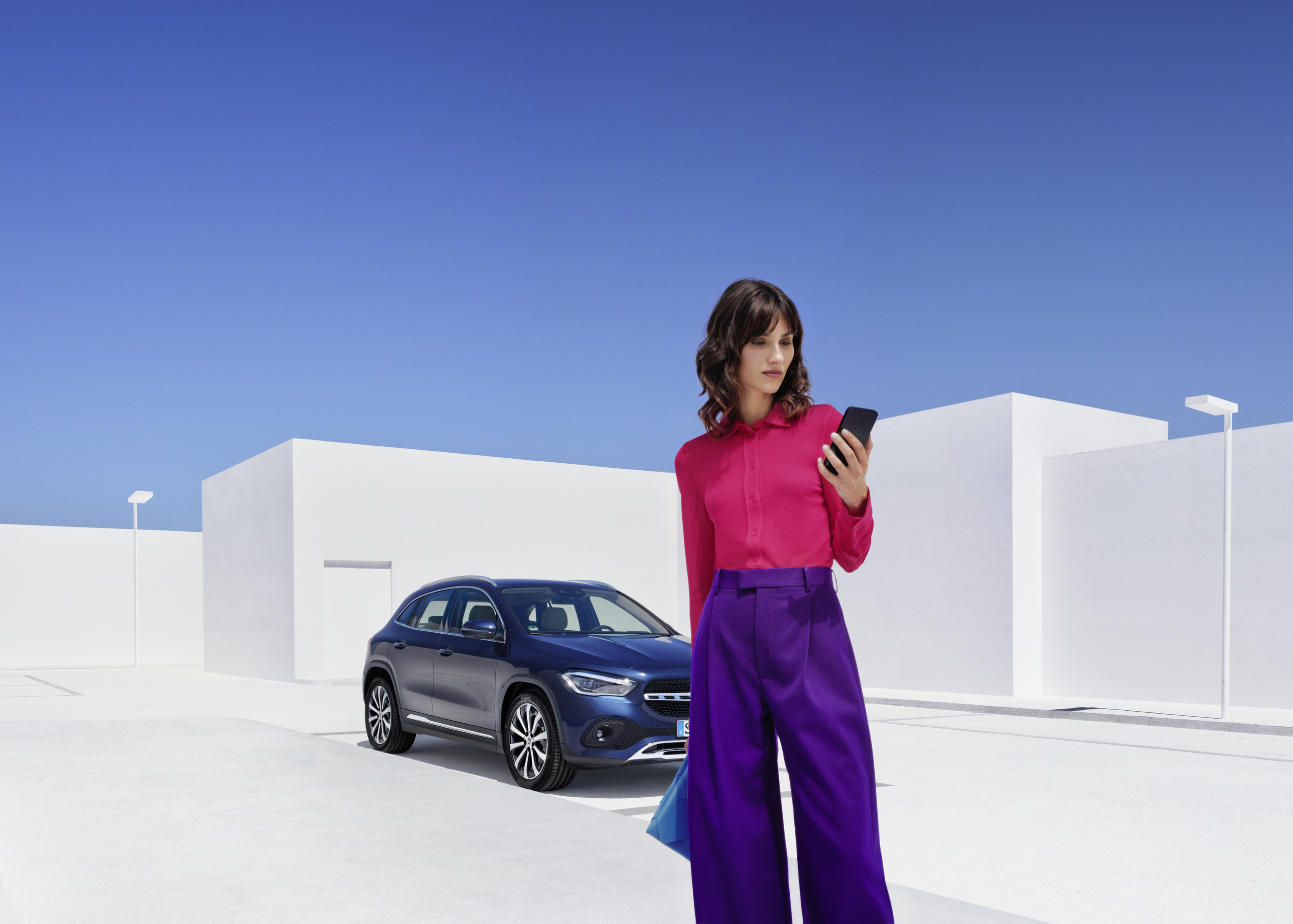 İletişim | Mercedes-Benz Bir kadın Mercedes-Benz ile iletişime geçiyor