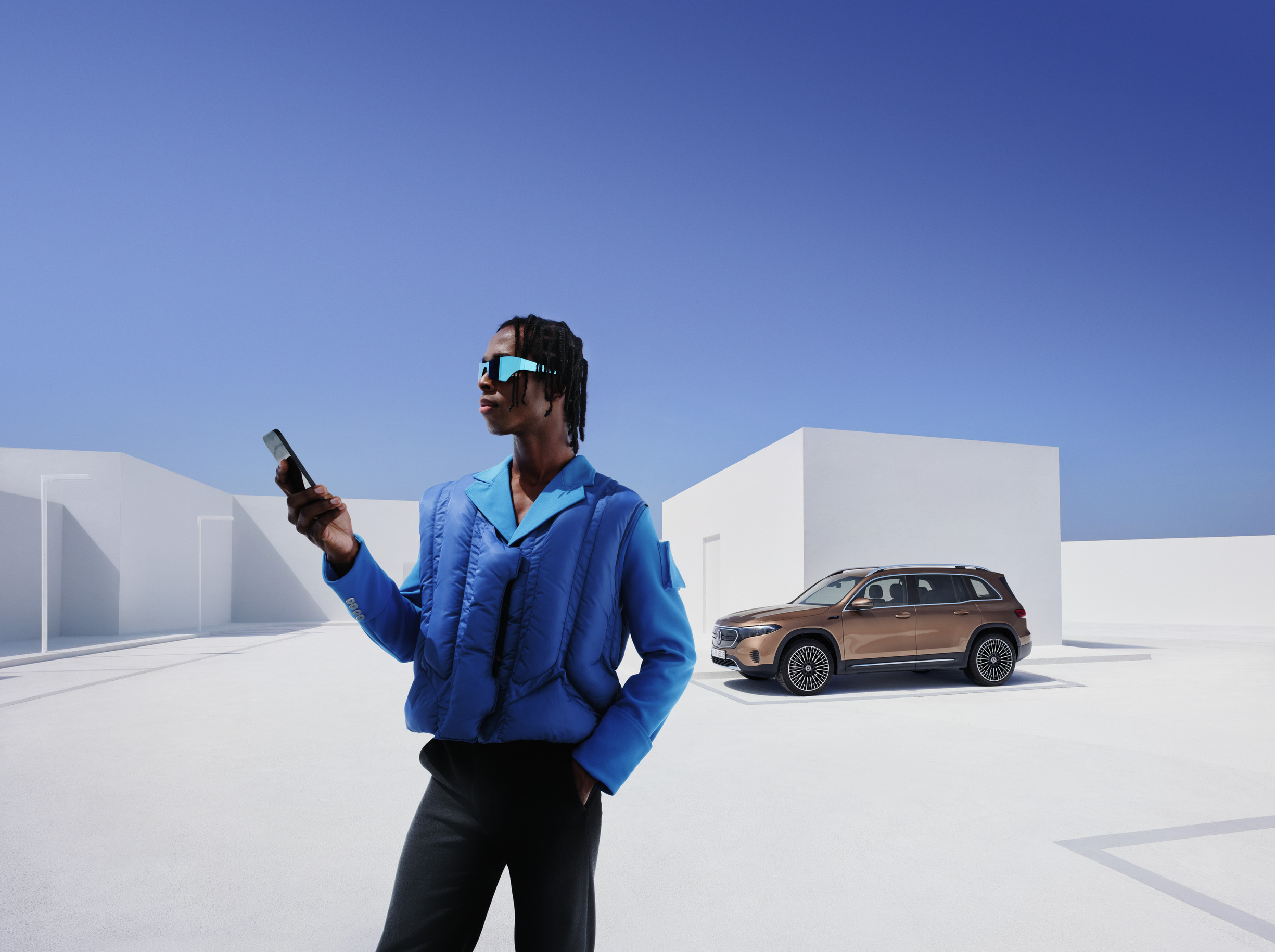 Online Kullanım Kılavuzları Bir kişi mobil telefondan destek alıyor.